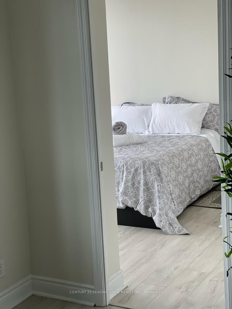 1900 Lakeshore Blvd W, #303