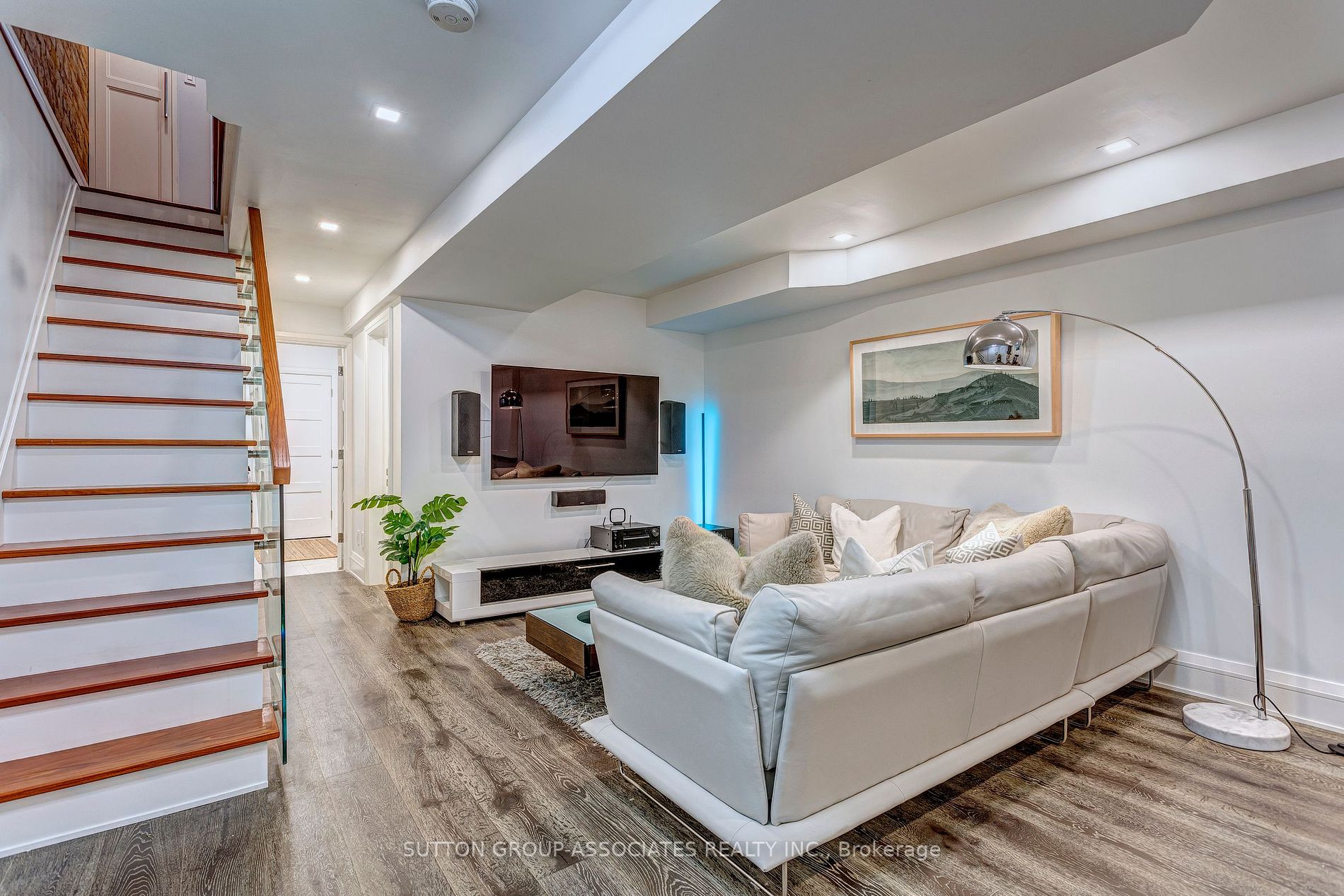 159 Sorauren Ave