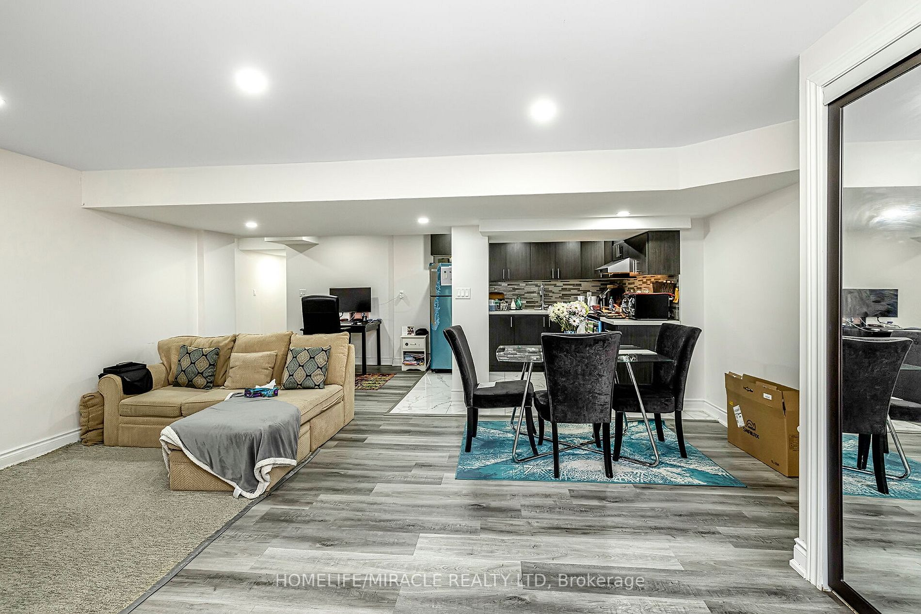 29 Sinatra St