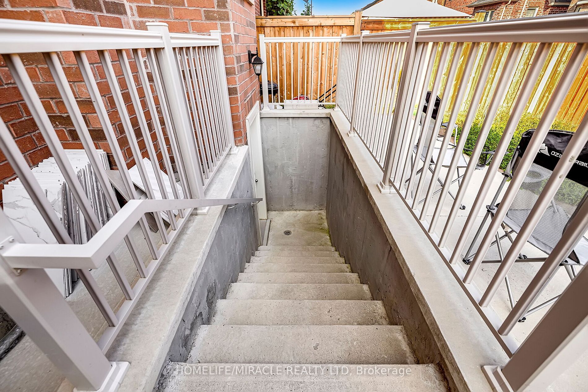 29 Sinatra St