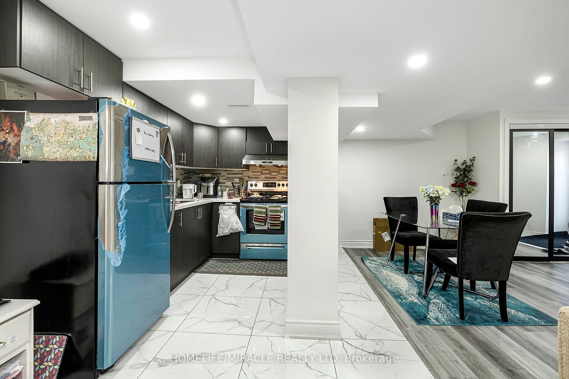 29 Sinatra St