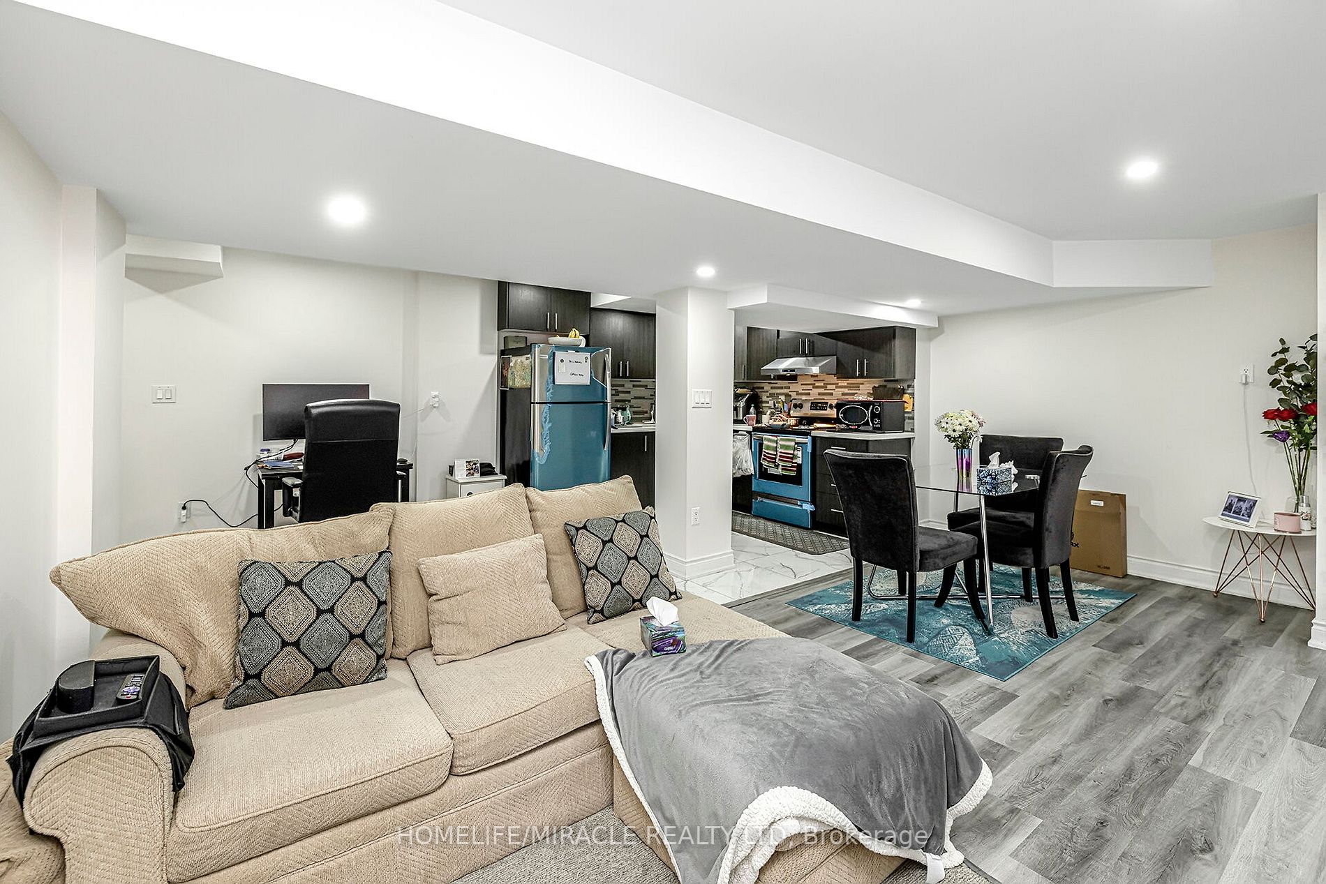 29 Sinatra St