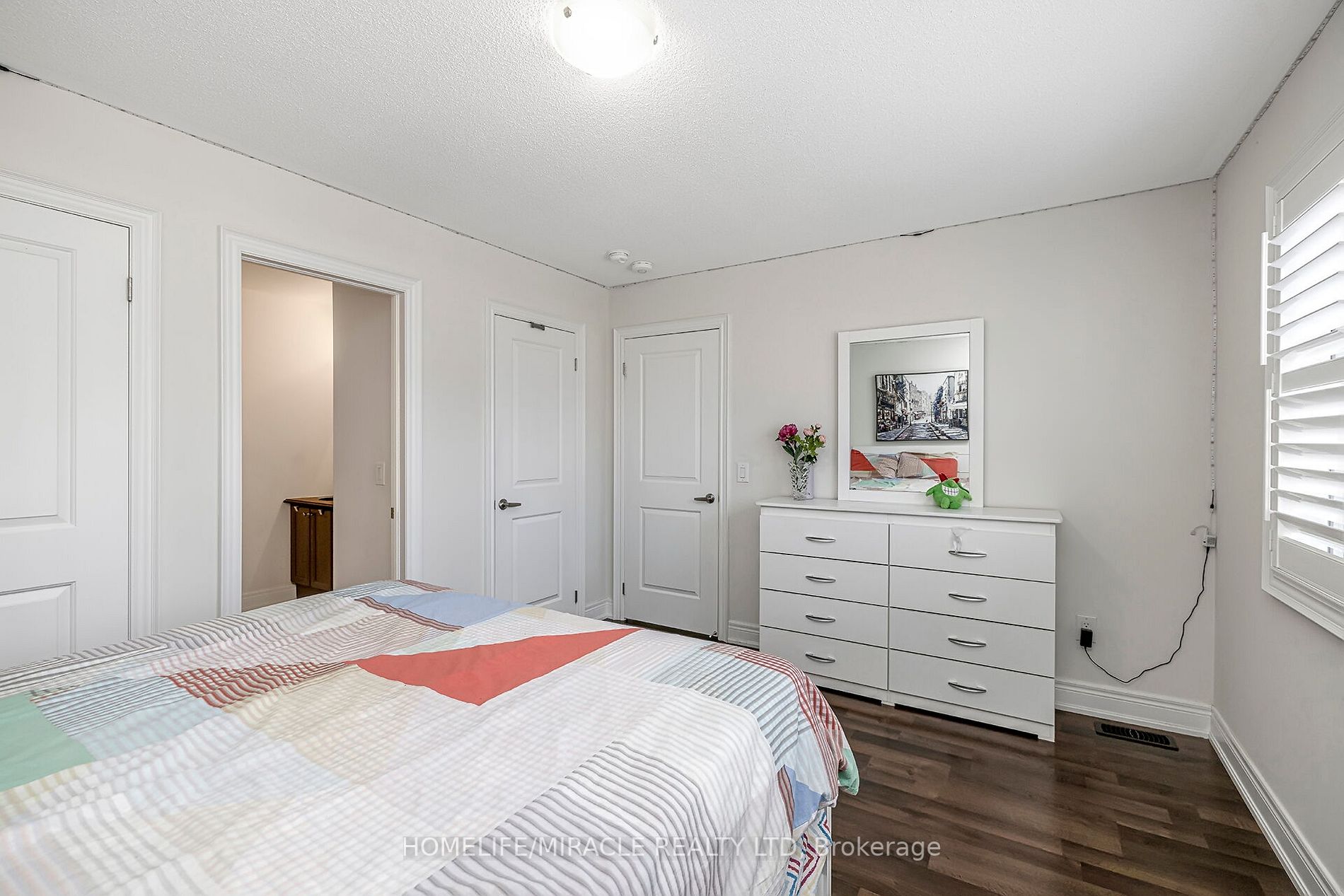 29 Sinatra St