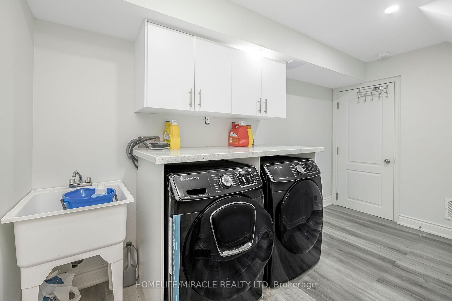 29 Sinatra St