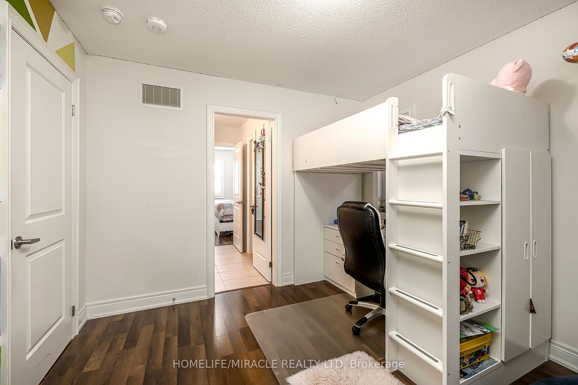 29 Sinatra St