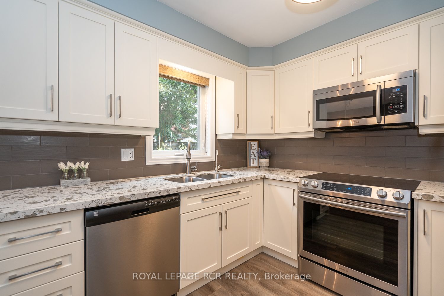 203 Walsh Cres