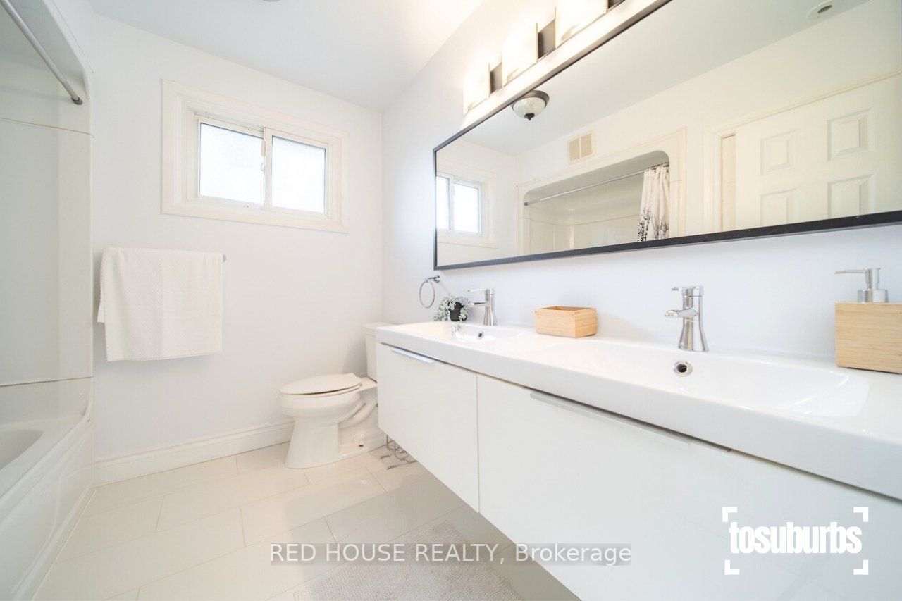 3256 Cindy Cres