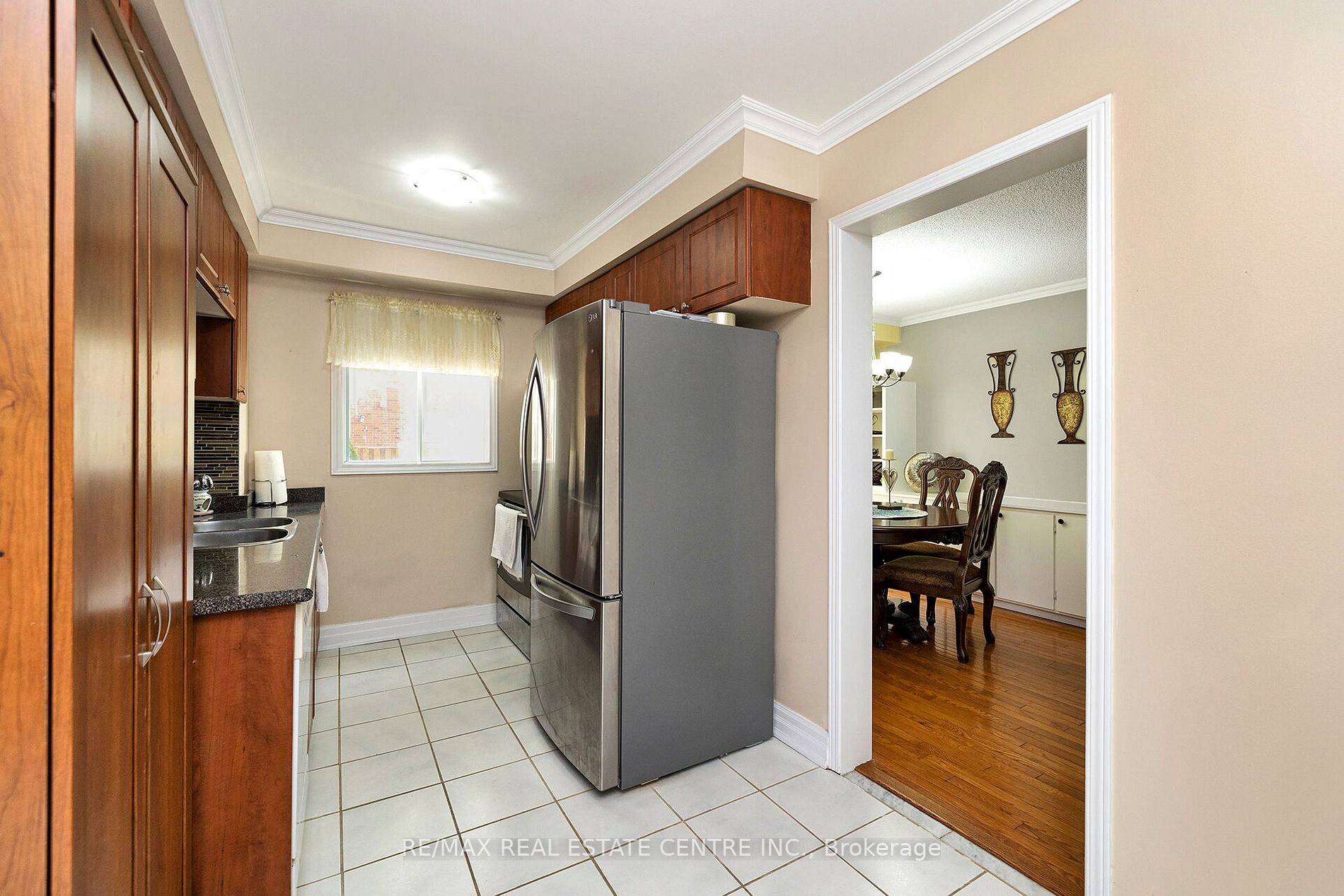 70 Dutch Cres