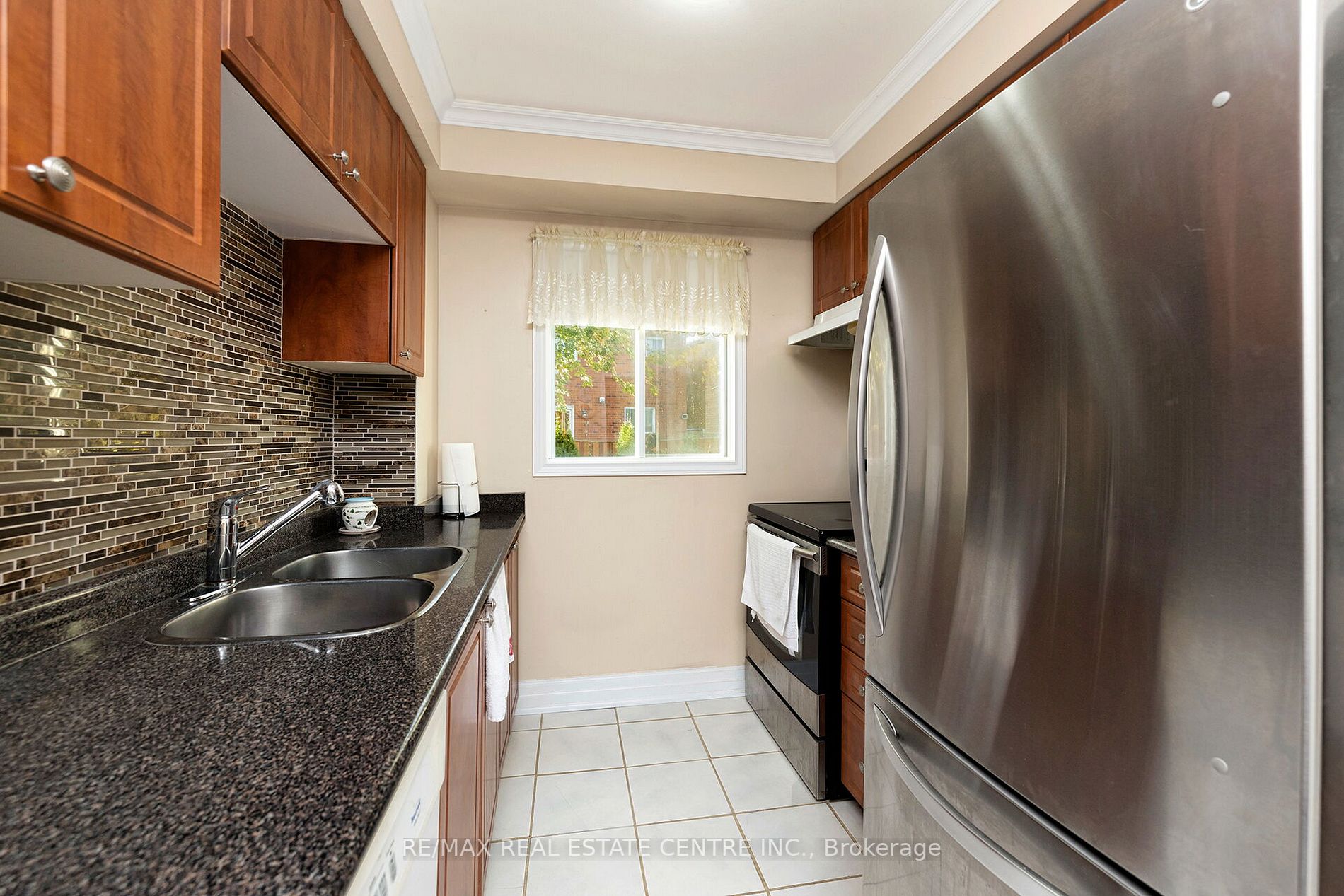70 Dutch Cres