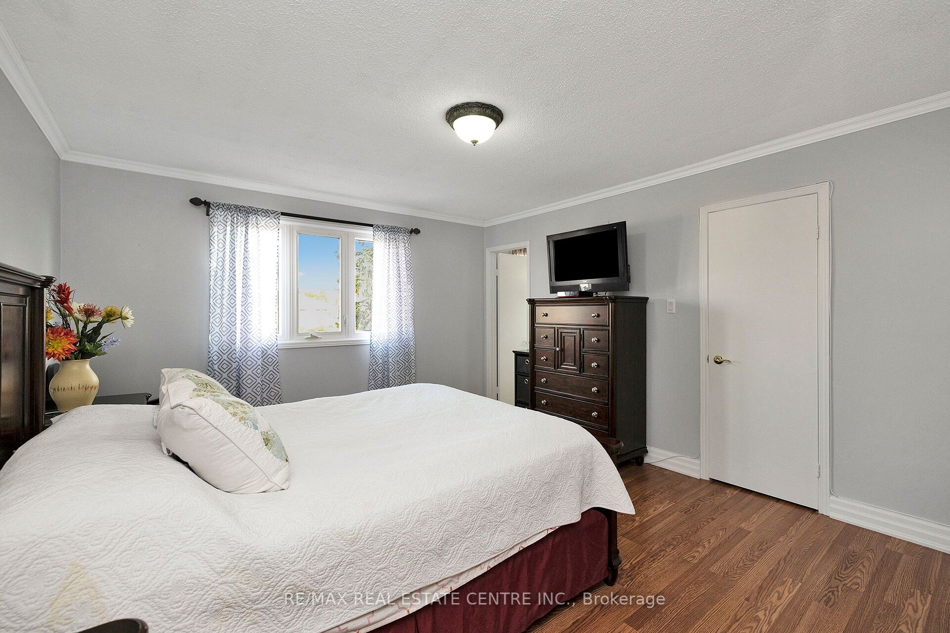 70 Dutch Cres