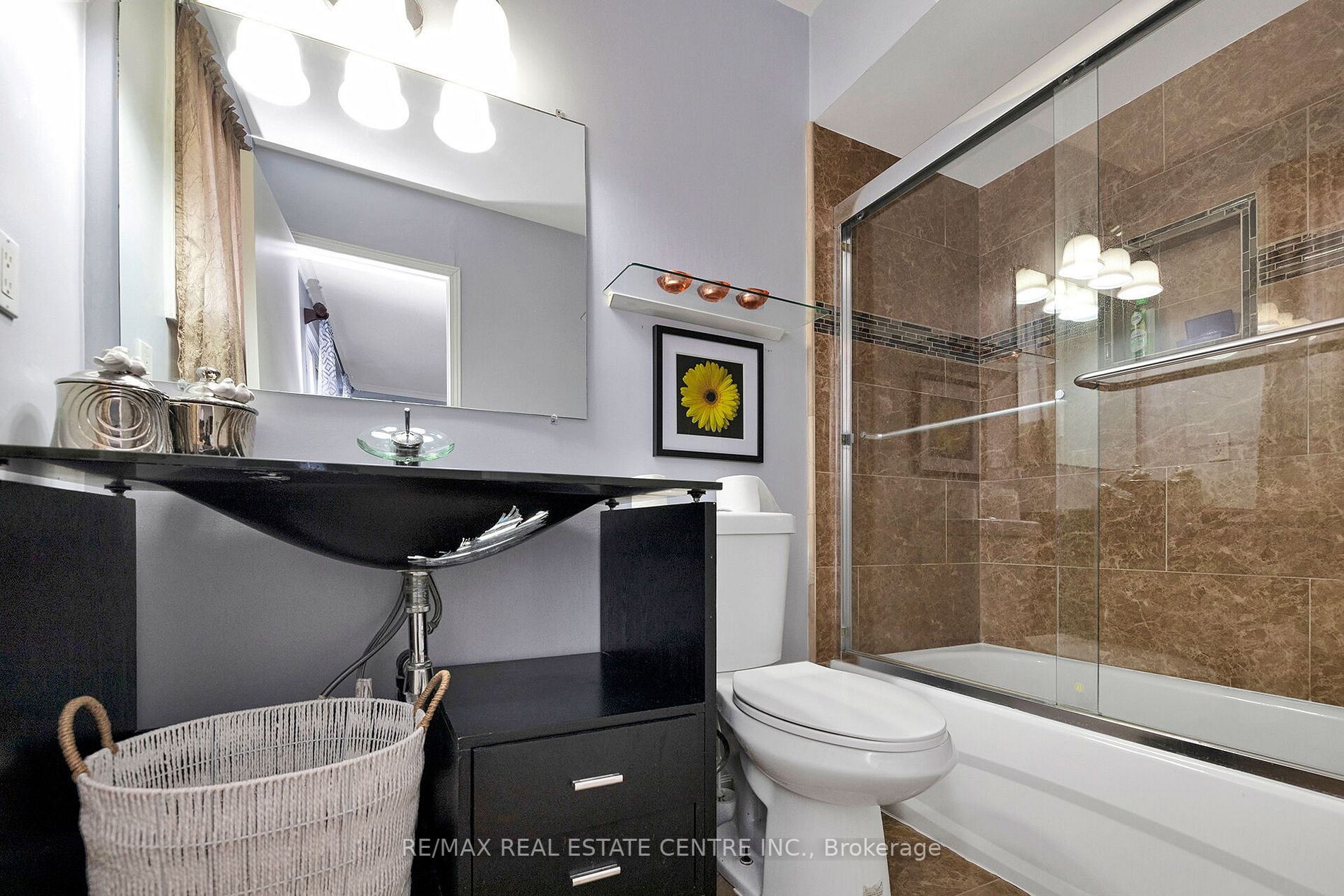 70 Dutch Cres