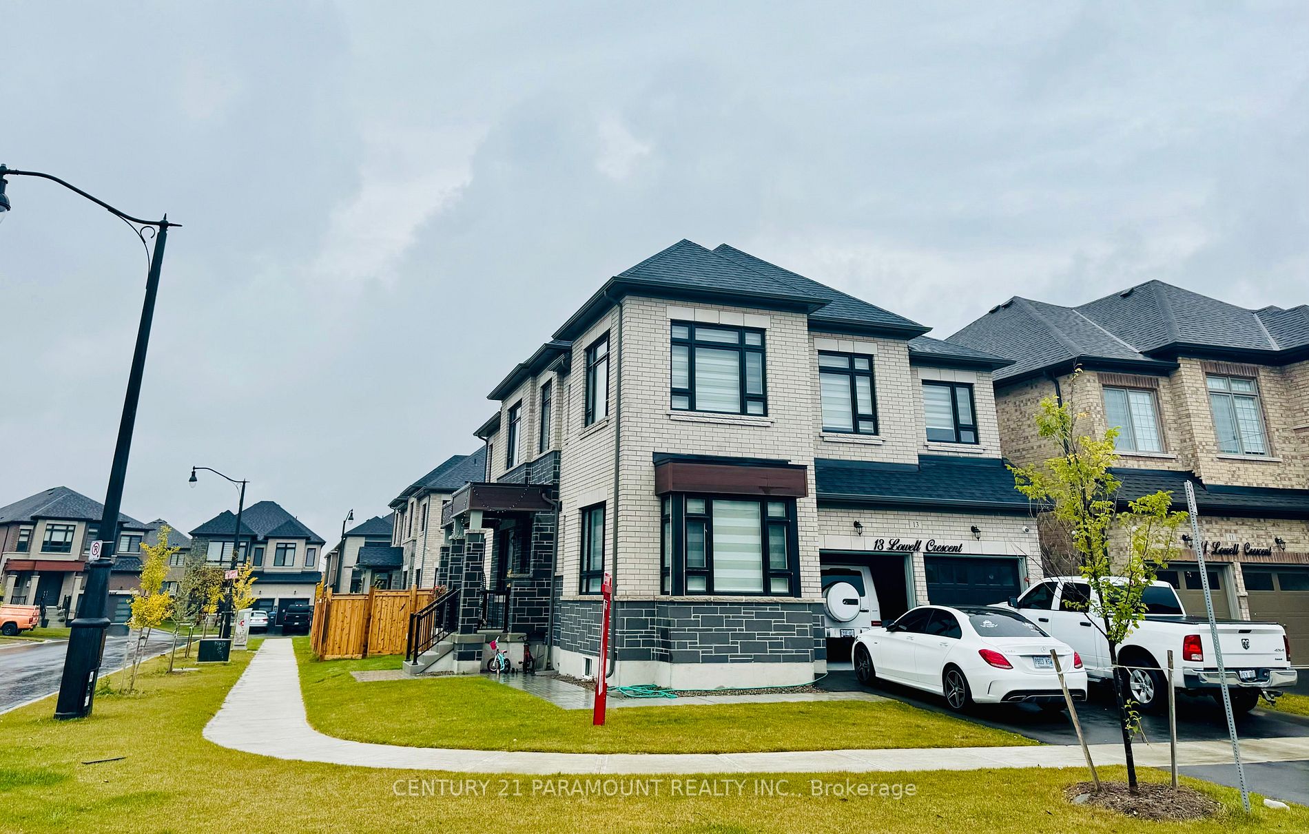 13 Lowell Cres