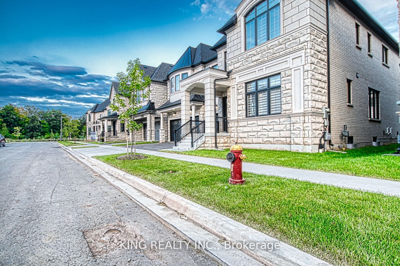 2326 Hyacinth Crescent