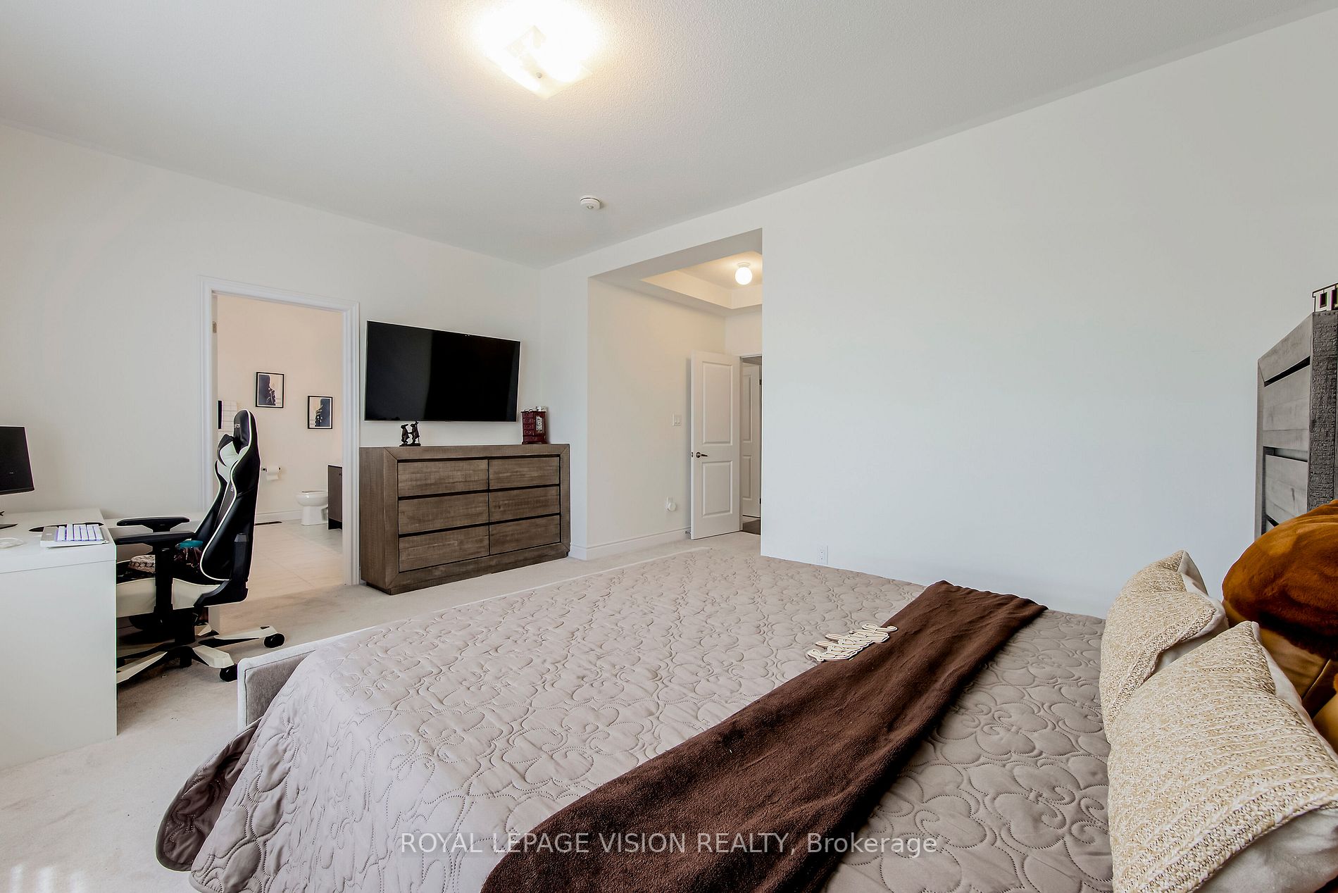 14 Lowell Cres