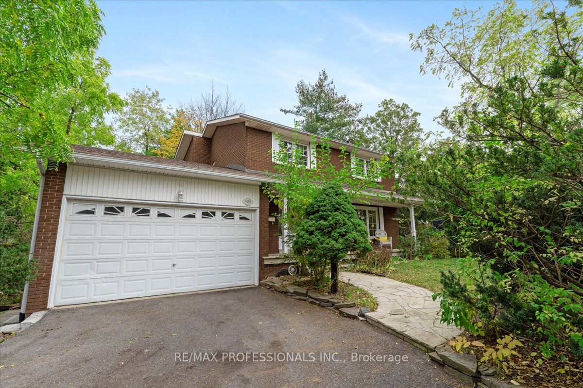 929 Clarkson Rd S