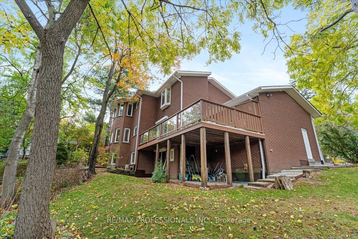 929 Clarkson Rd S