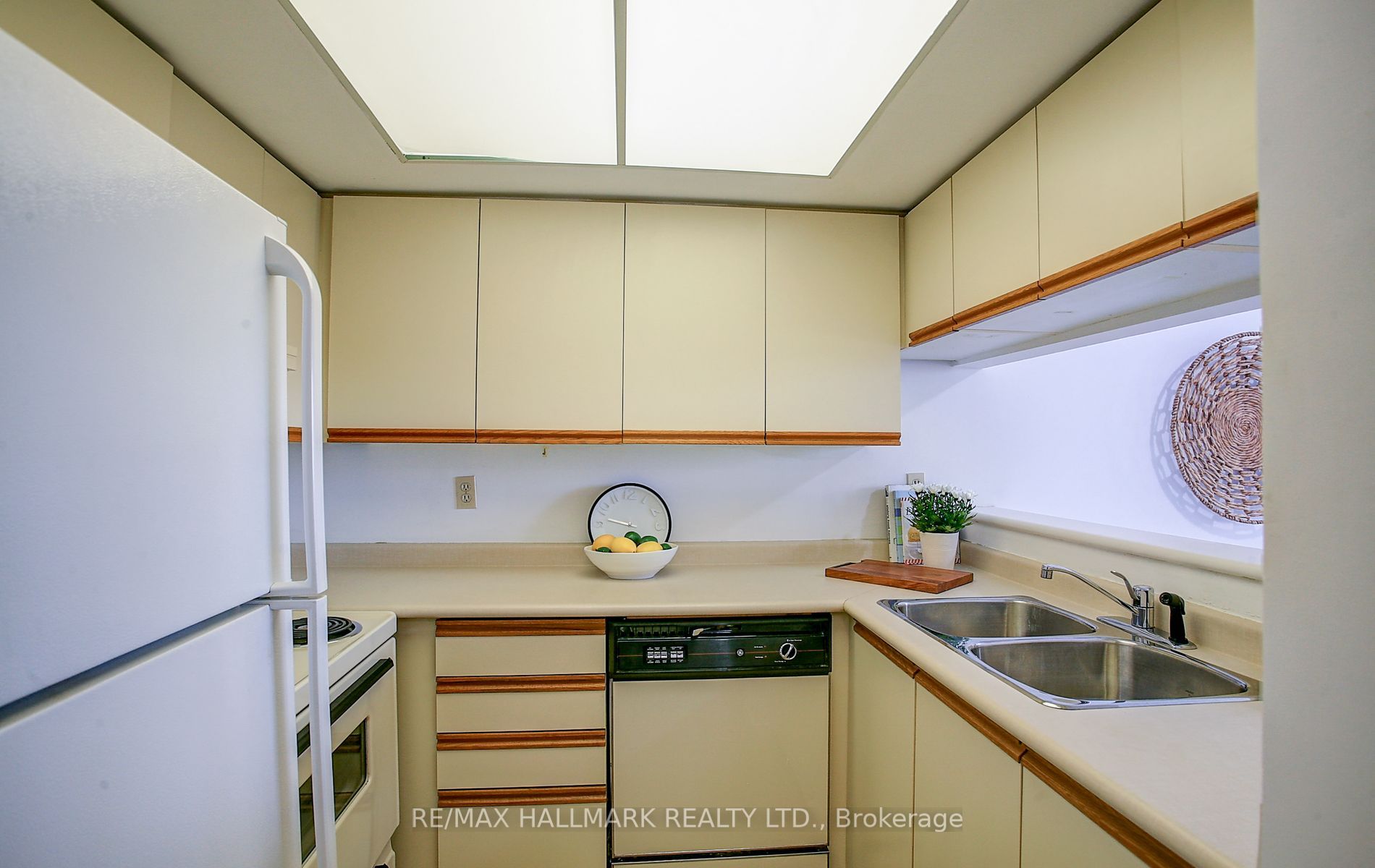 75 King St E, #1706