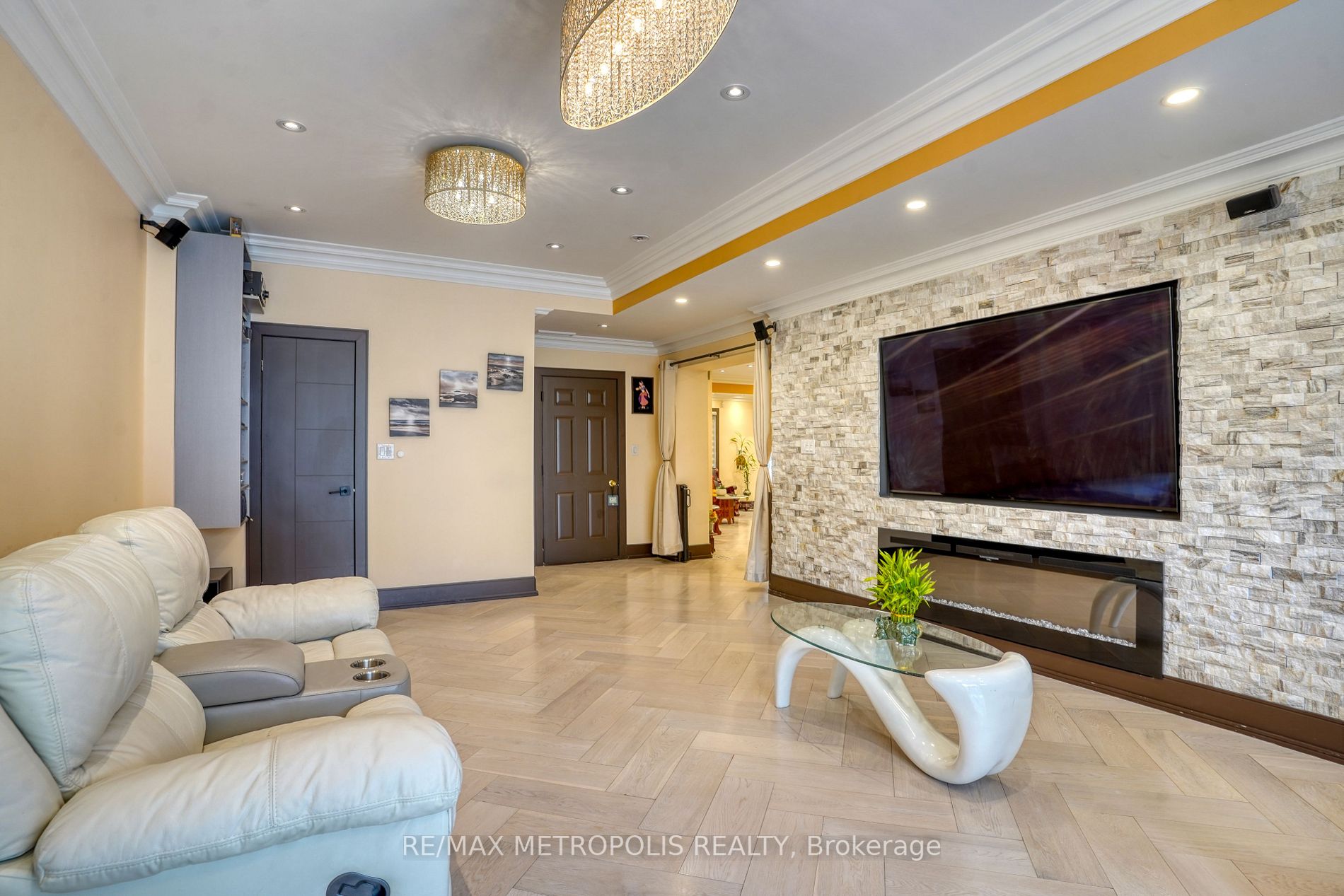 826 Forestwood Dr