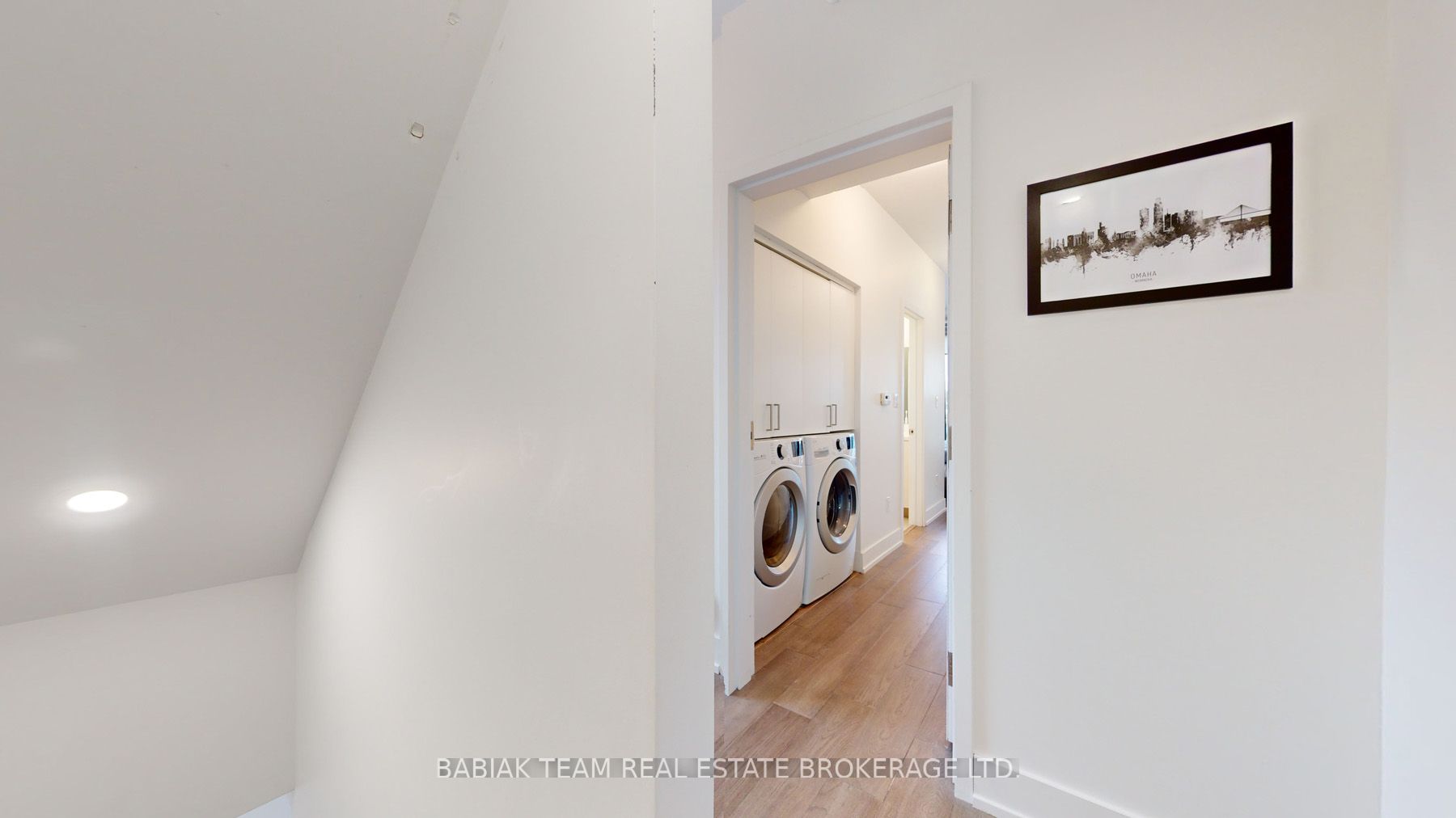 3258 Dundas St W