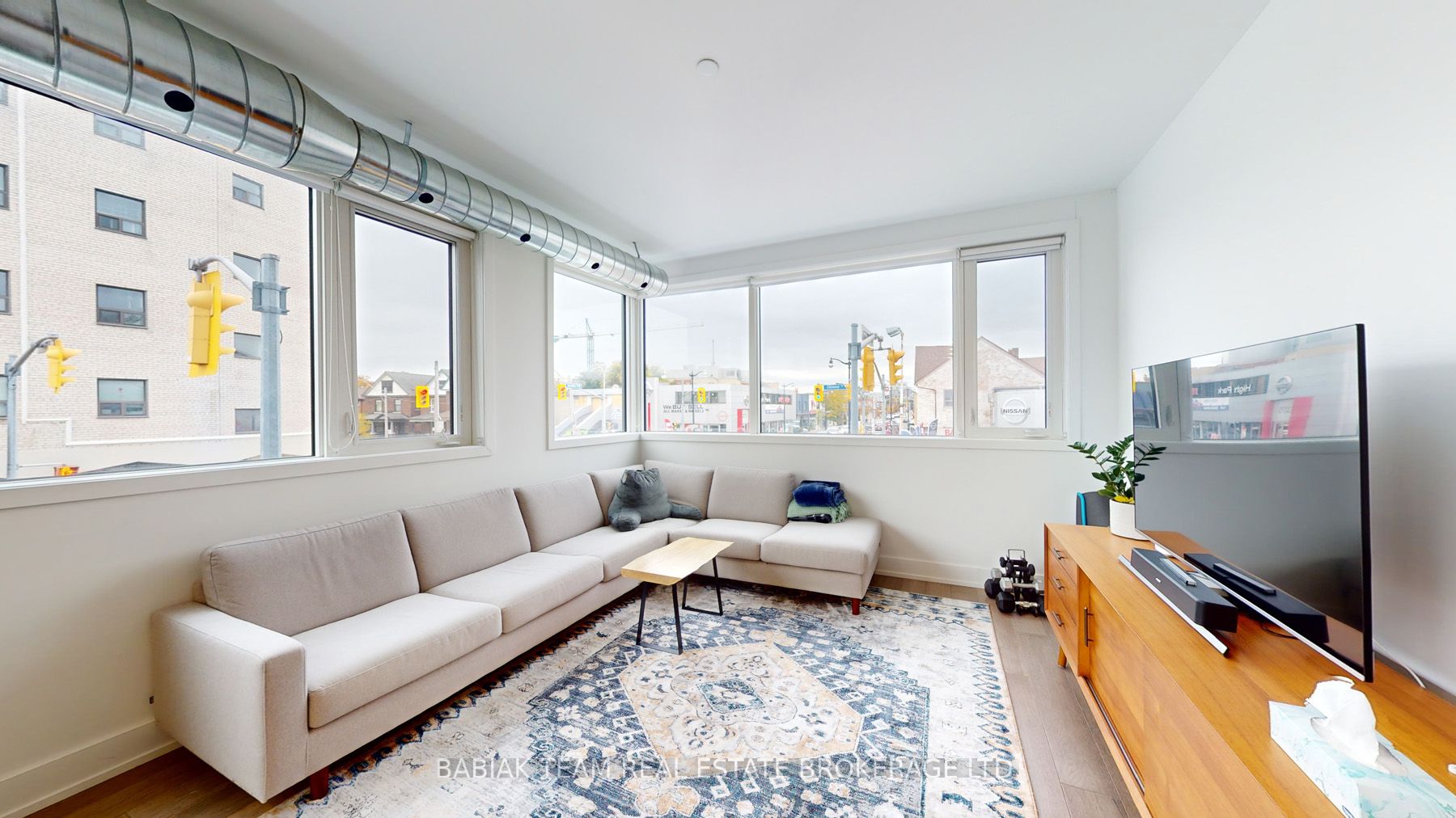 3258 Dundas St W