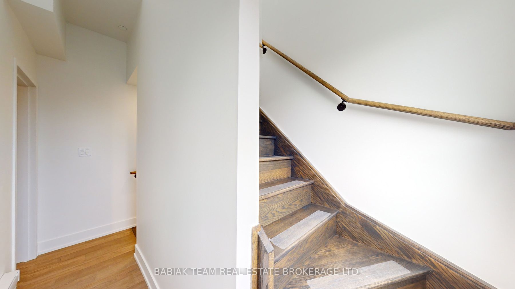 3258 Dundas St W