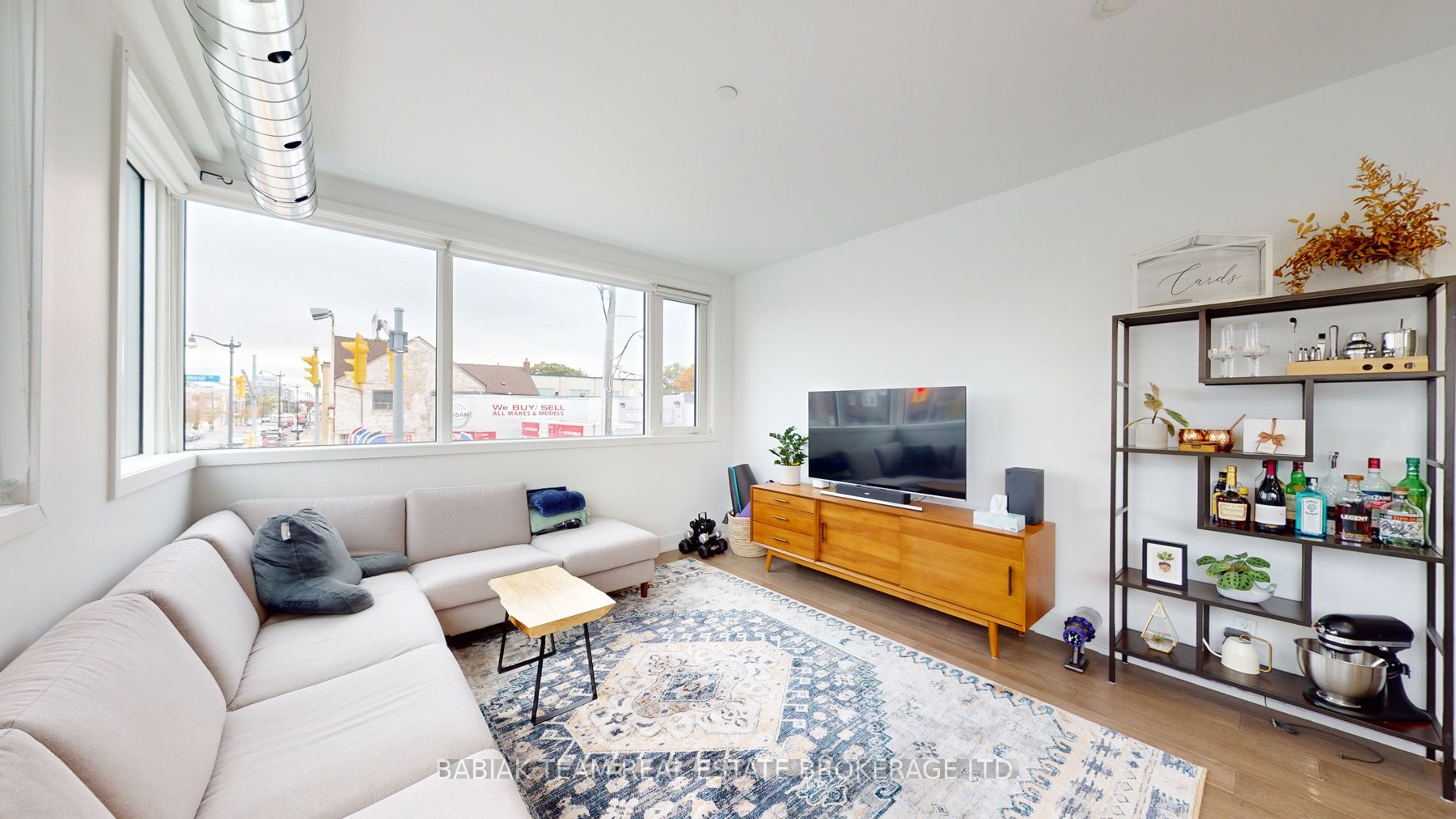 3258 Dundas St W