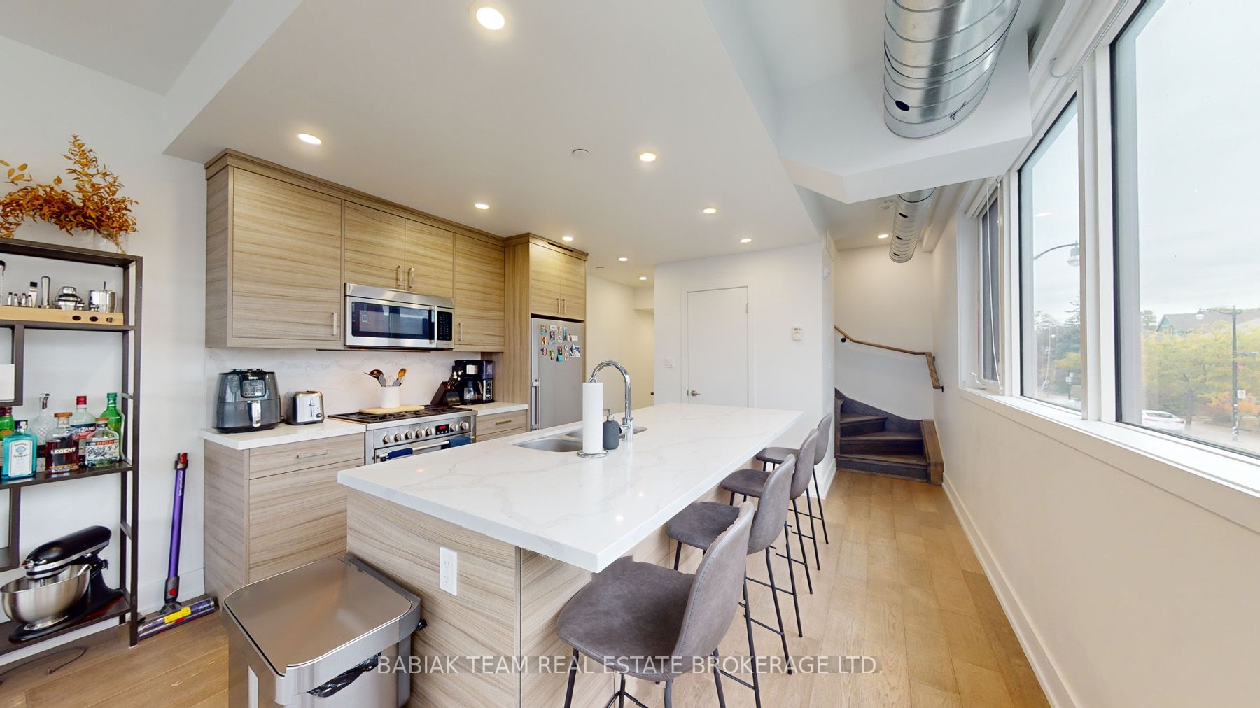 3258 Dundas St W