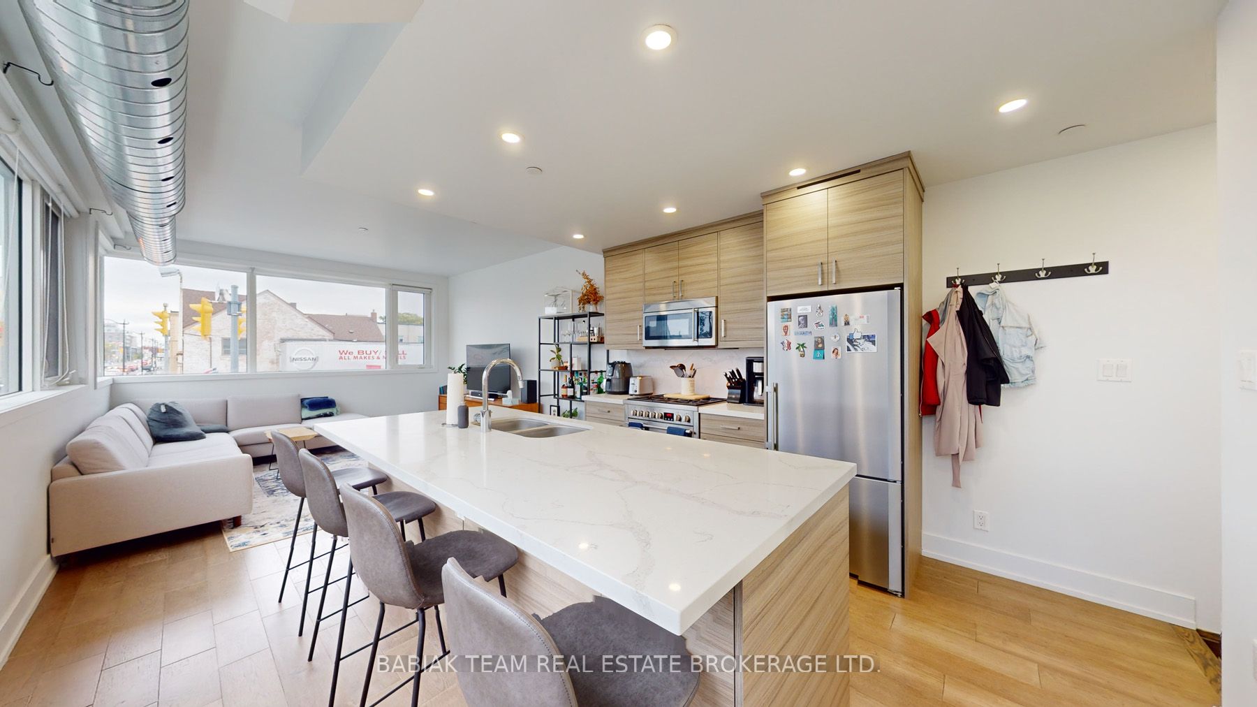 3258 Dundas St W