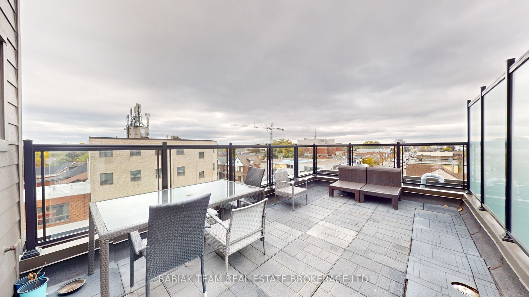 3258 Dundas St W