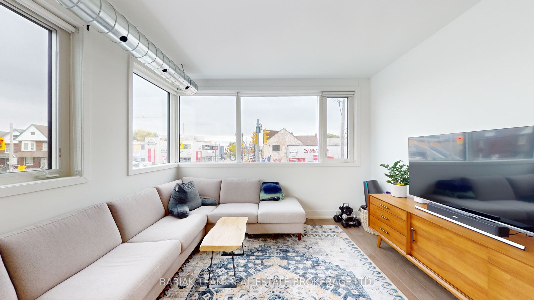 3258 Dundas St W