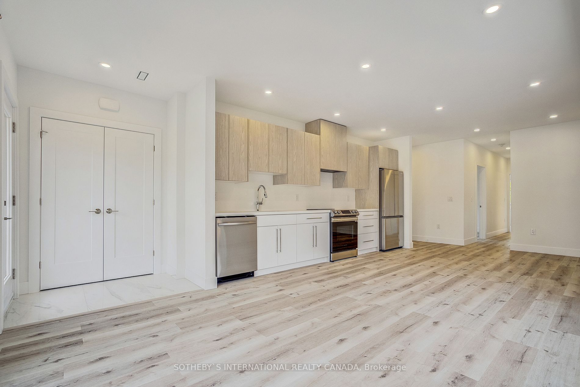 1937 Lawrence Ave W