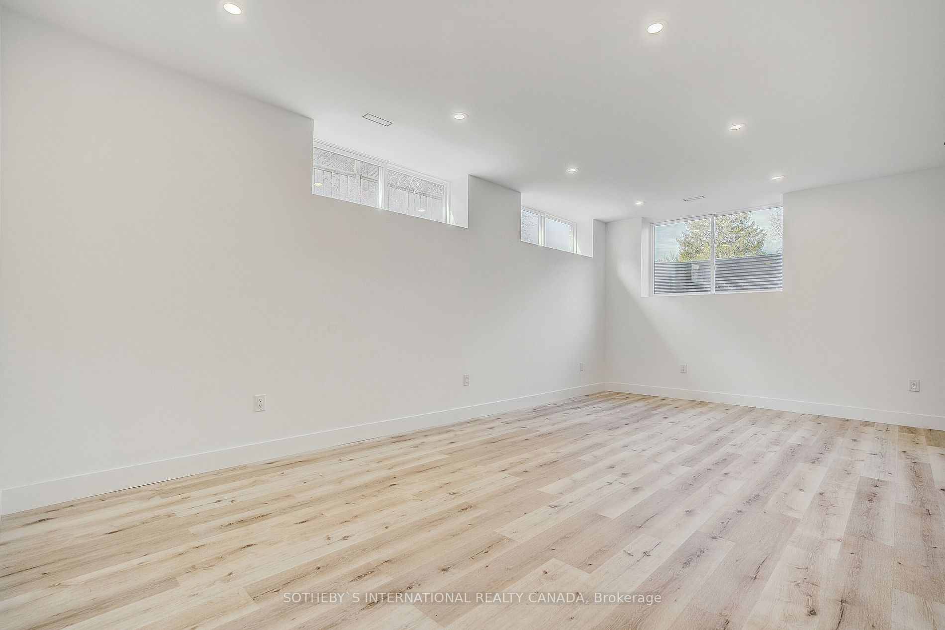 1937 Lawrence Ave W