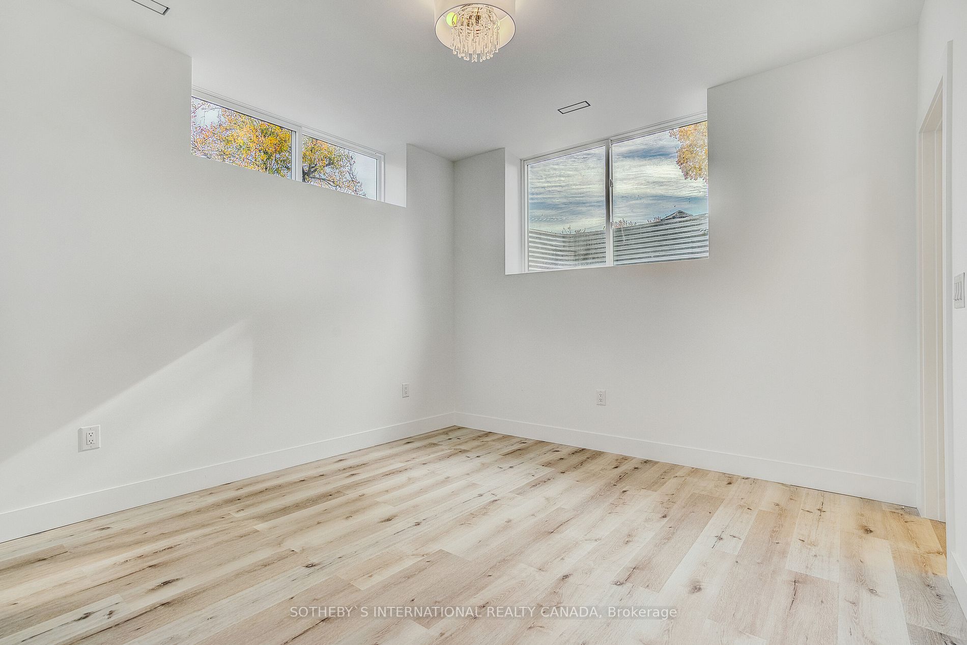 1937 Lawrence Ave W