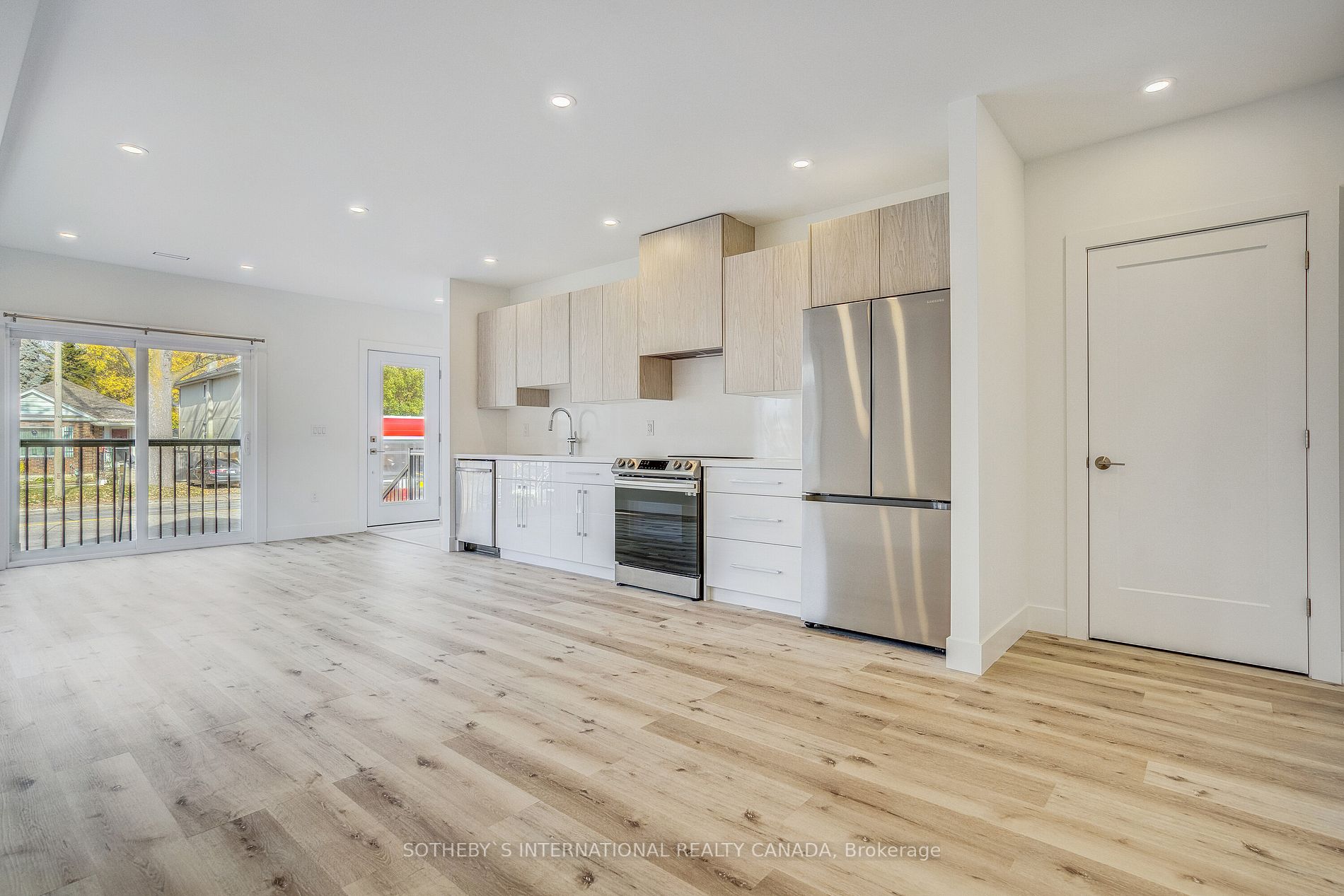 1937 Lawrence Ave W