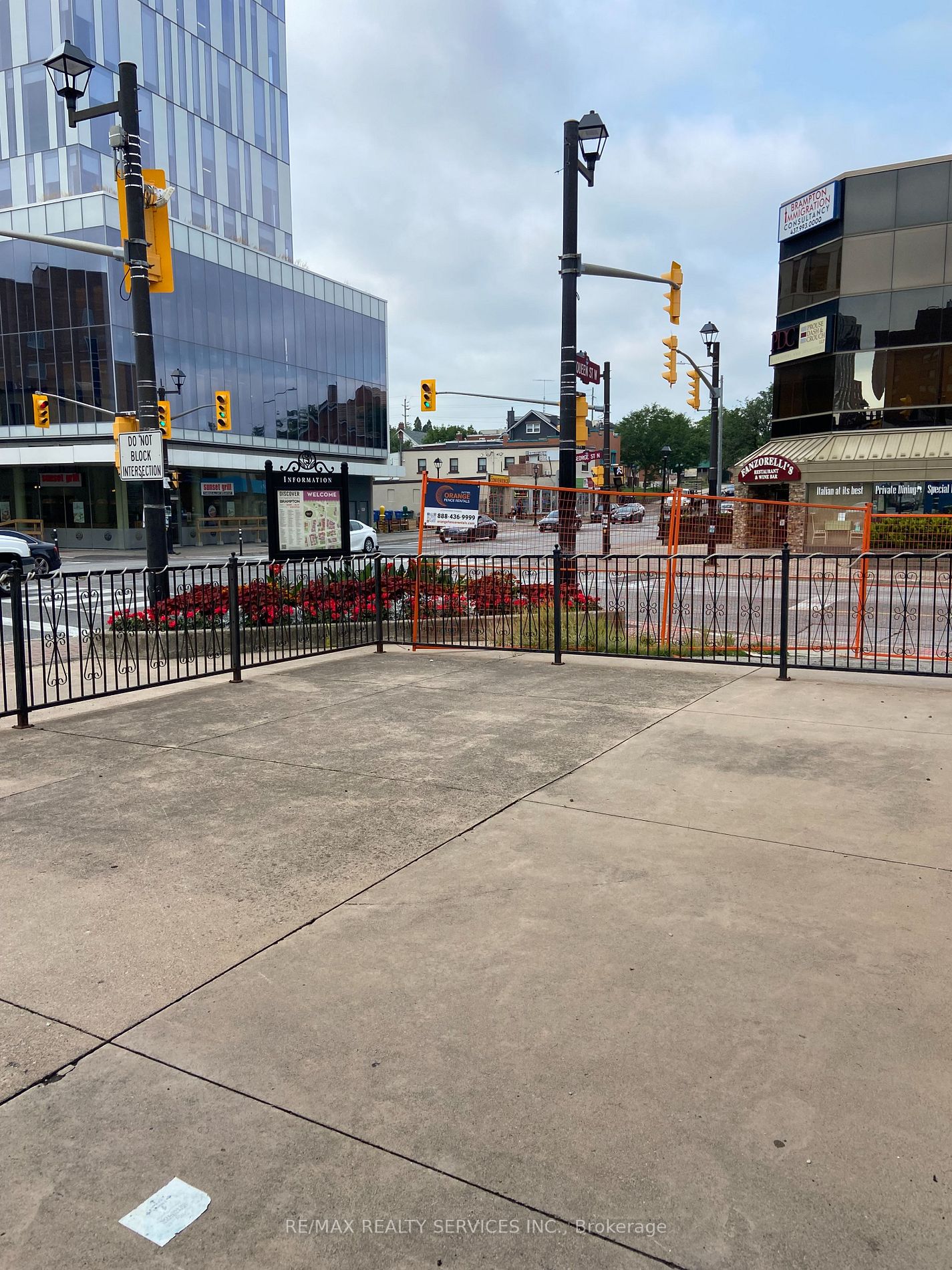 48 Queen St W