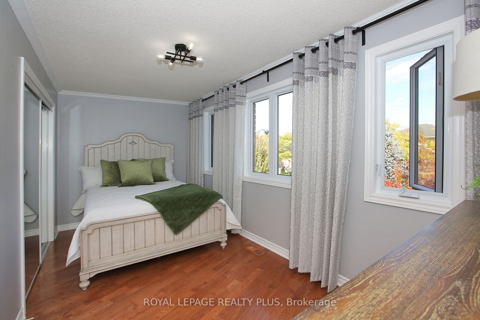 2273 Pell Cres