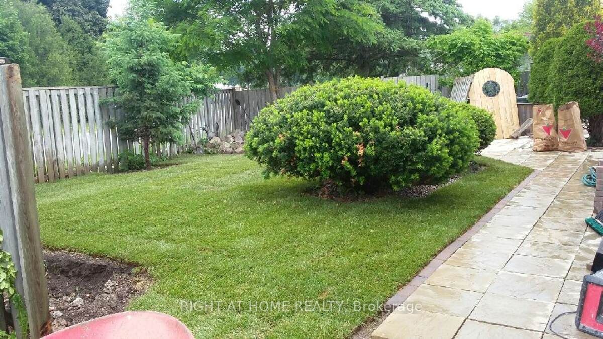33 Deerfield Cres