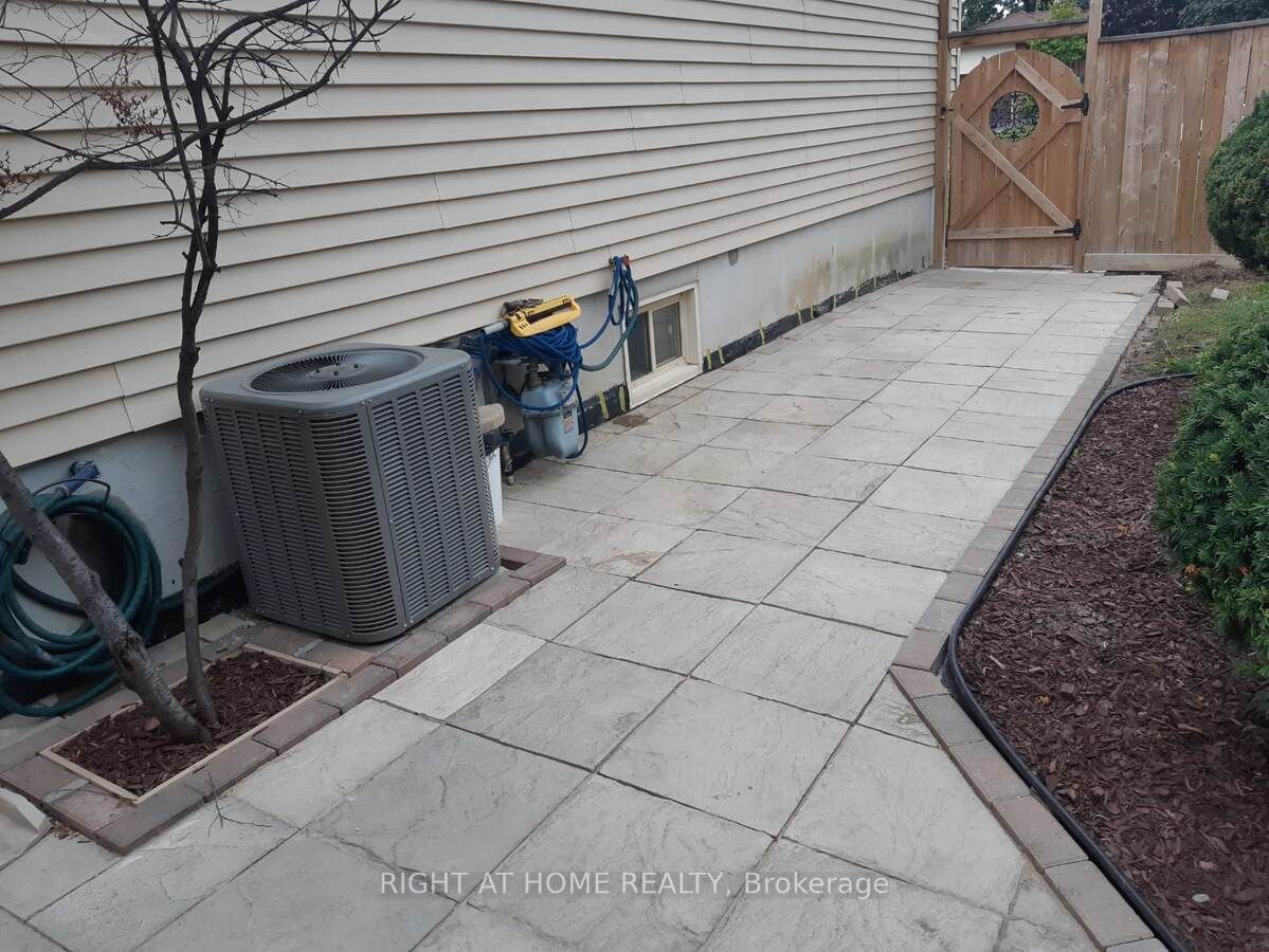 33 Deerfield Cres