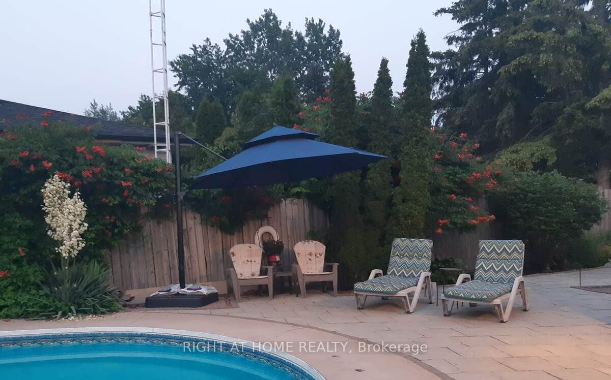 33 Deerfield Cres