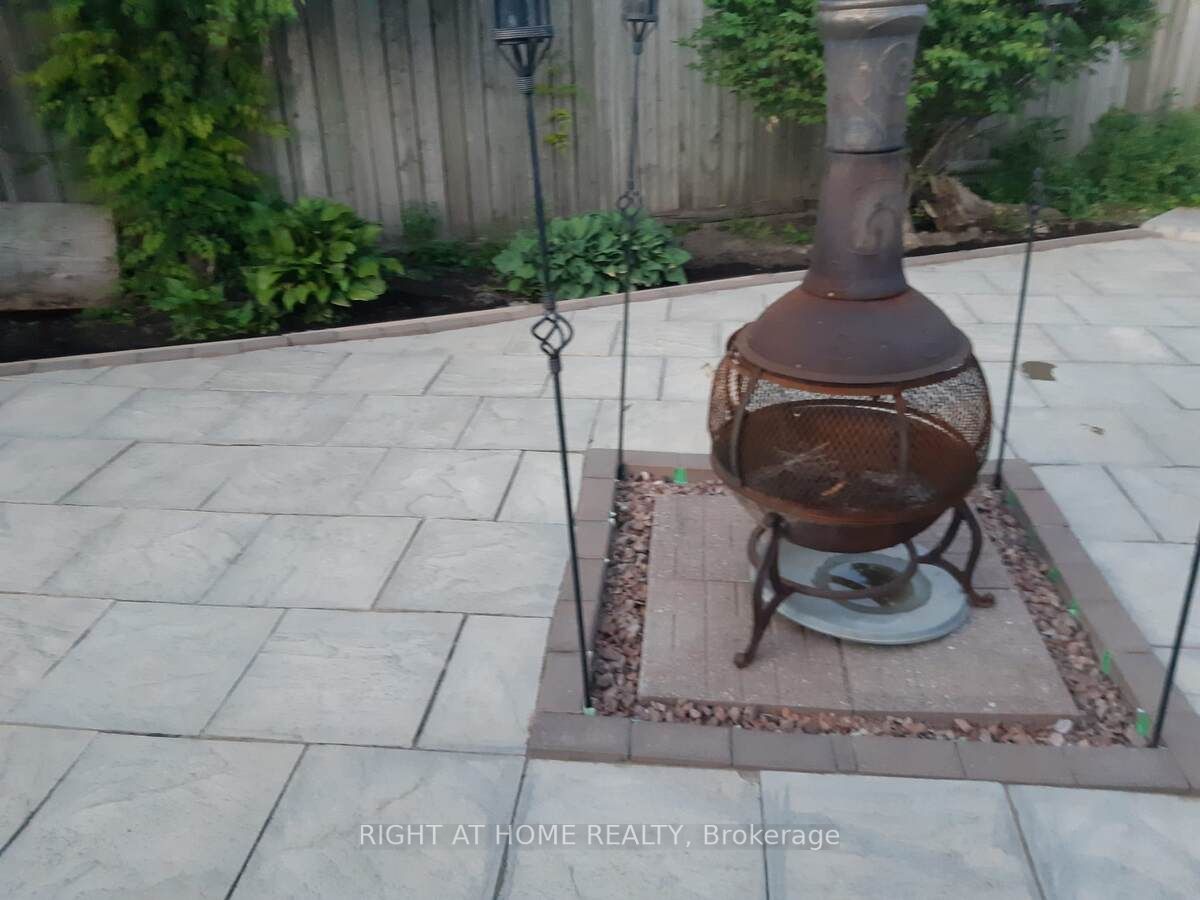 33 Deerfield Cres