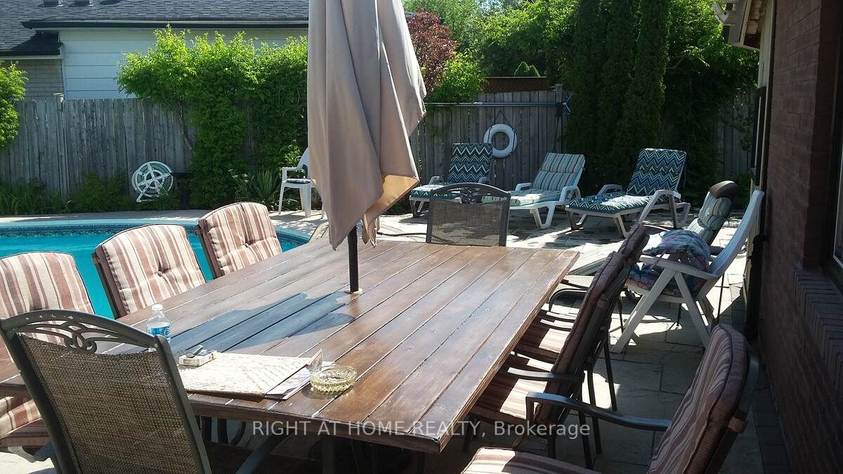 33 Deerfield Cres