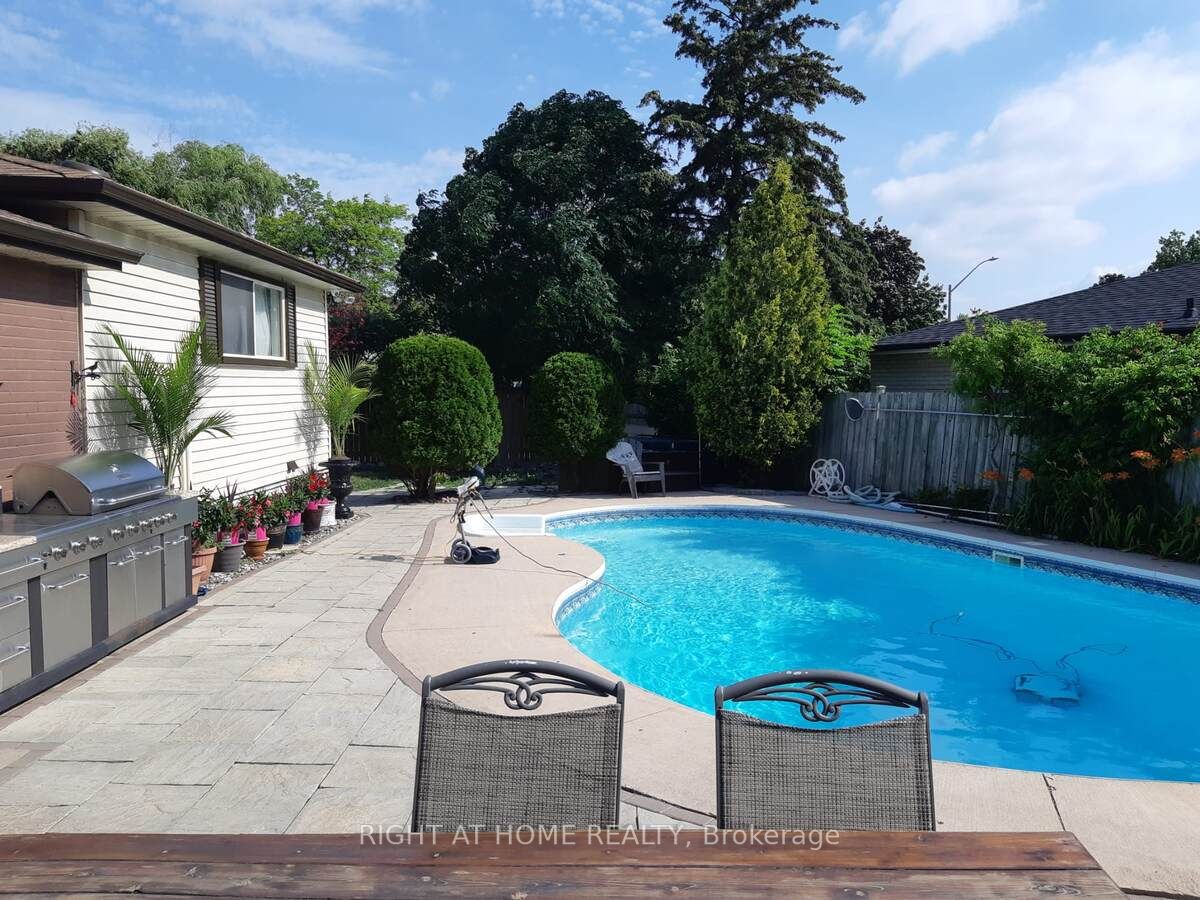 33 Deerfield Cres