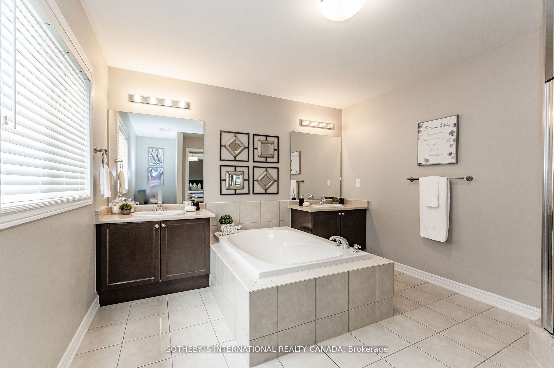 41 Amaryllis Dr