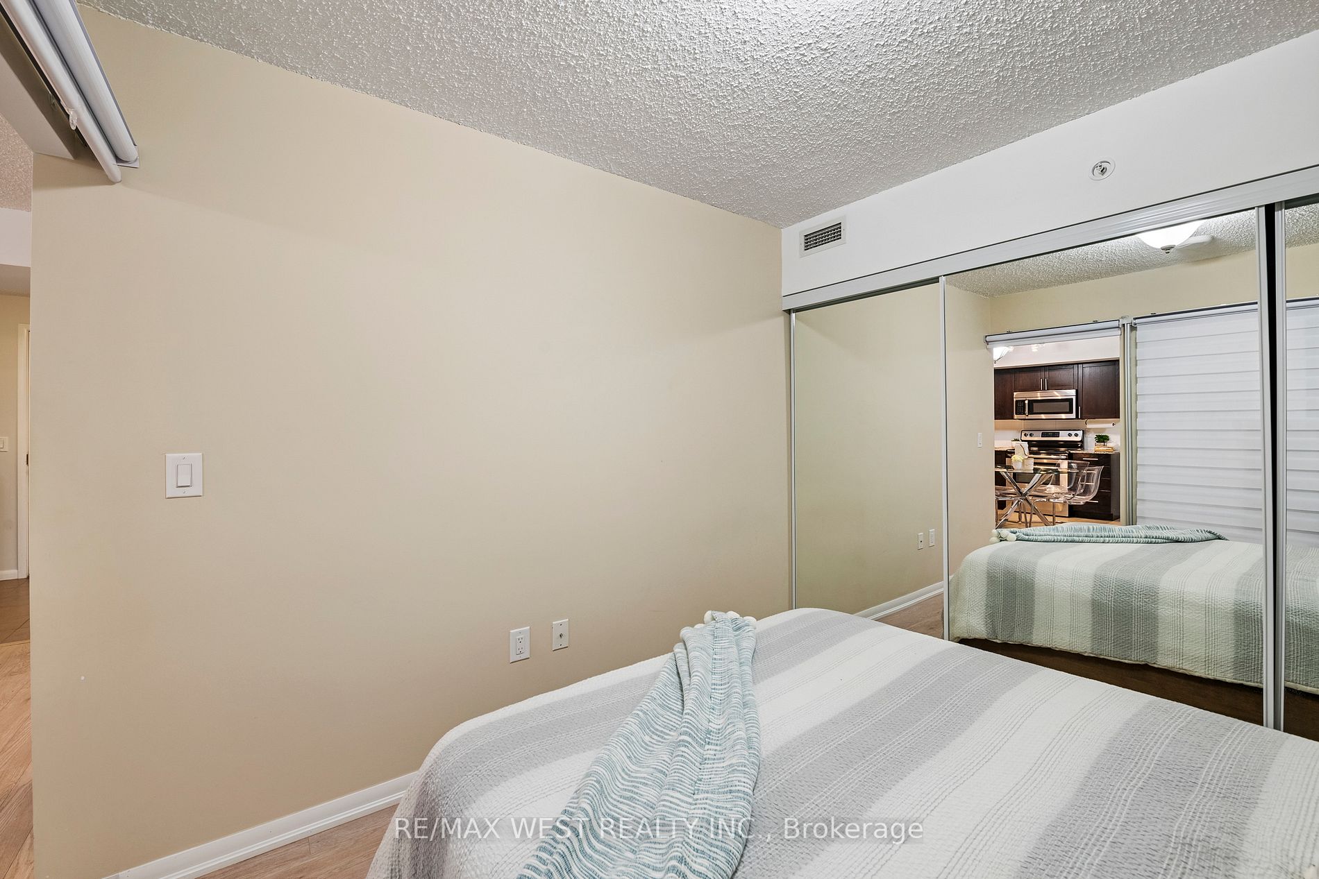 800 Lawrence Ave W, #401