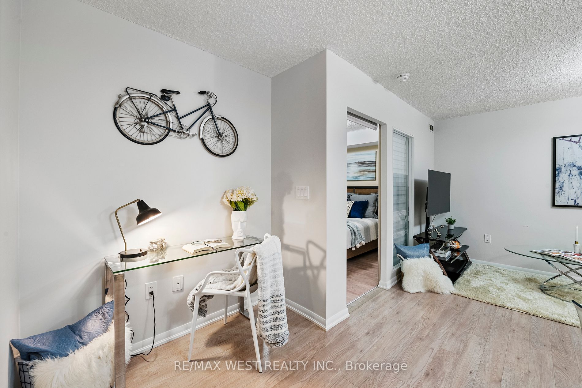 800 Lawrence Ave W, #401