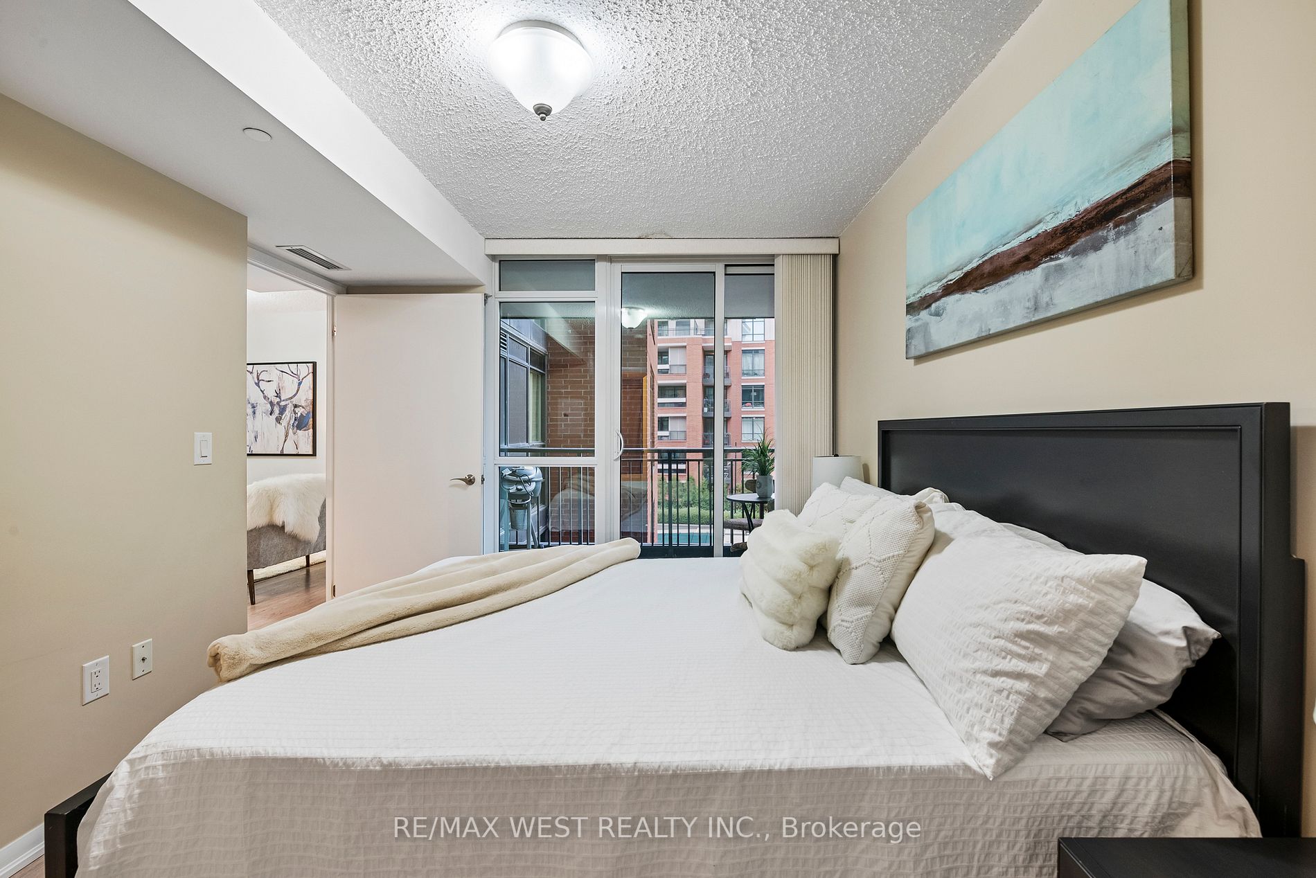 800 Lawrence Ave W, #401