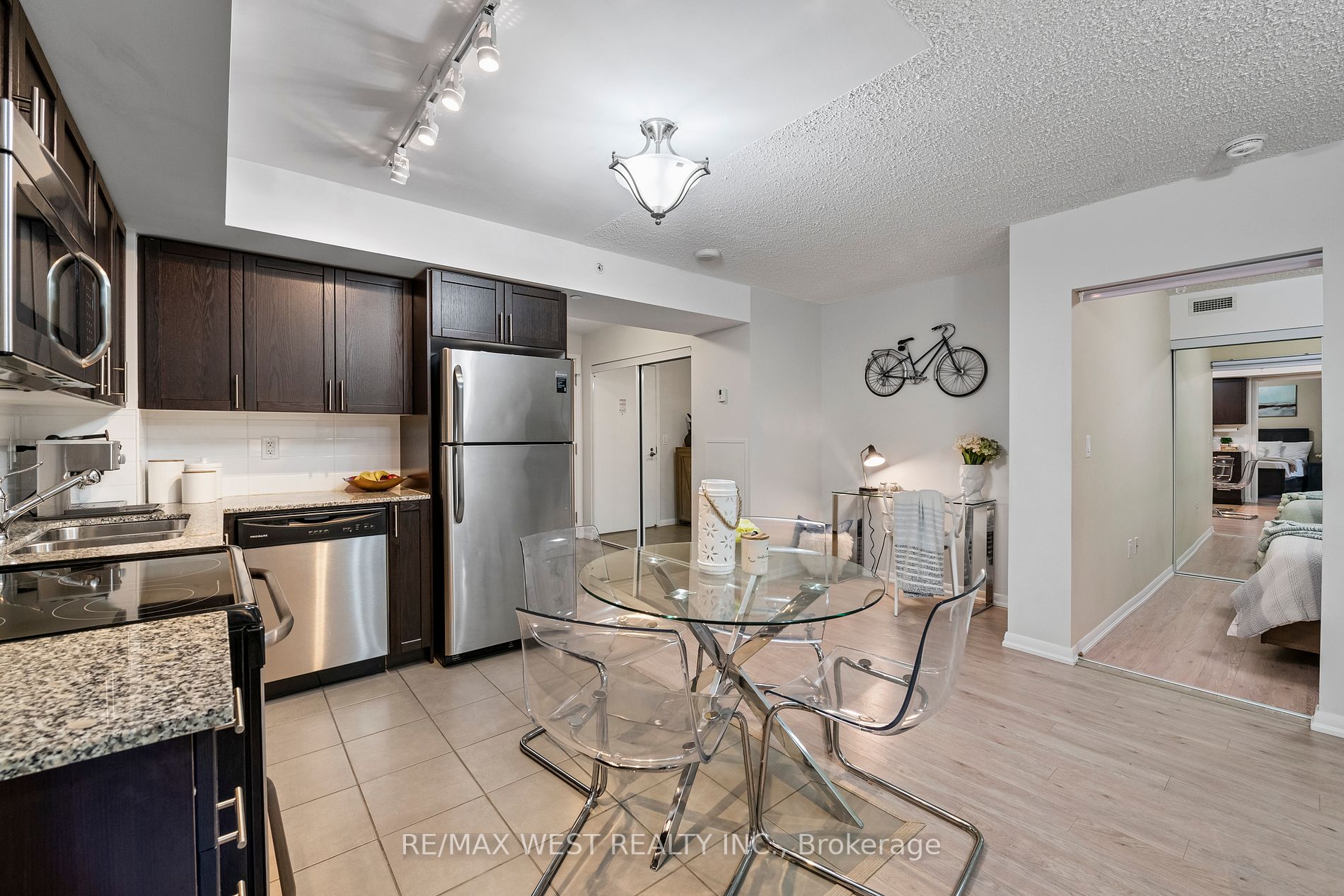 800 Lawrence Ave W, #401