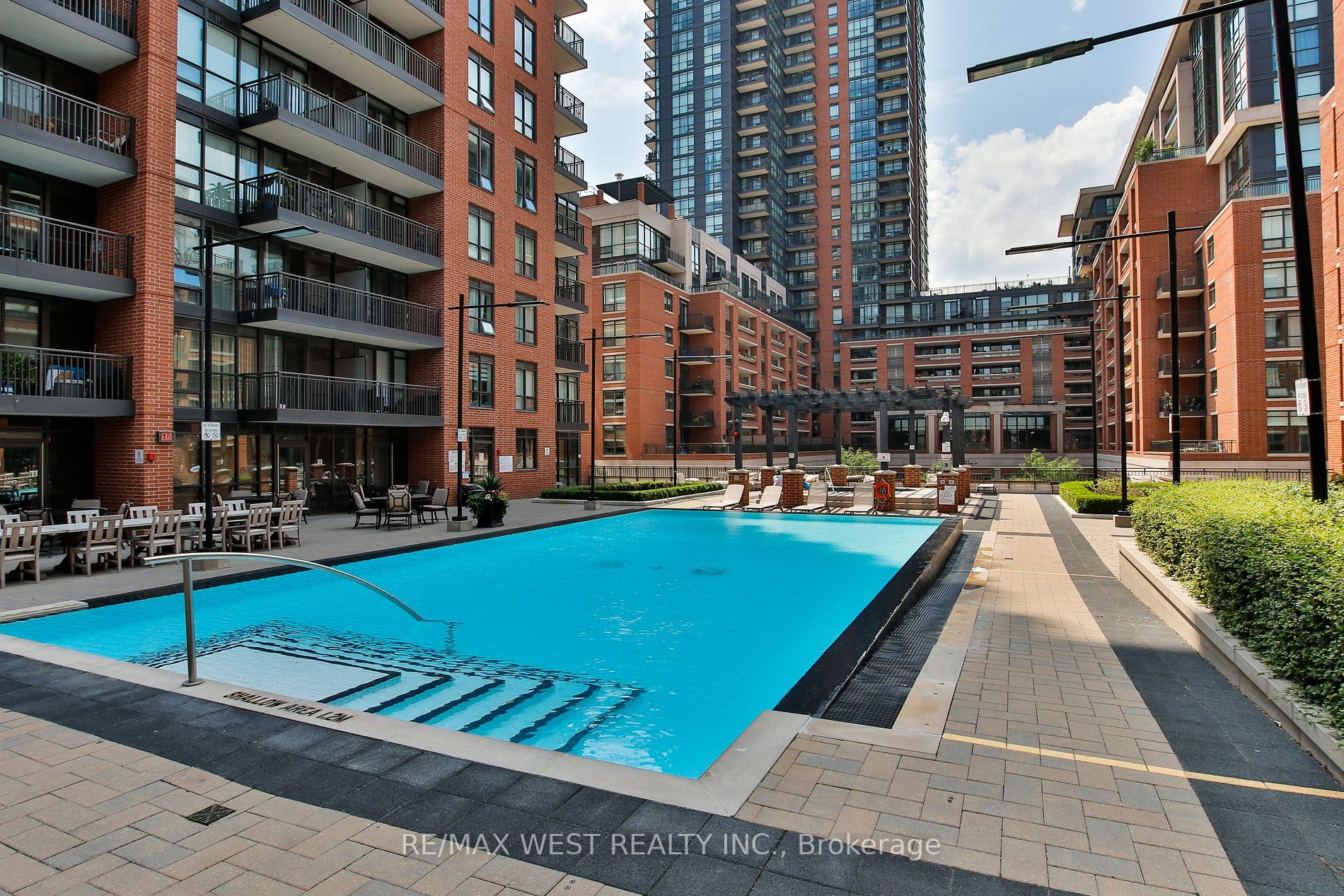 800 Lawrence Ave W, #401