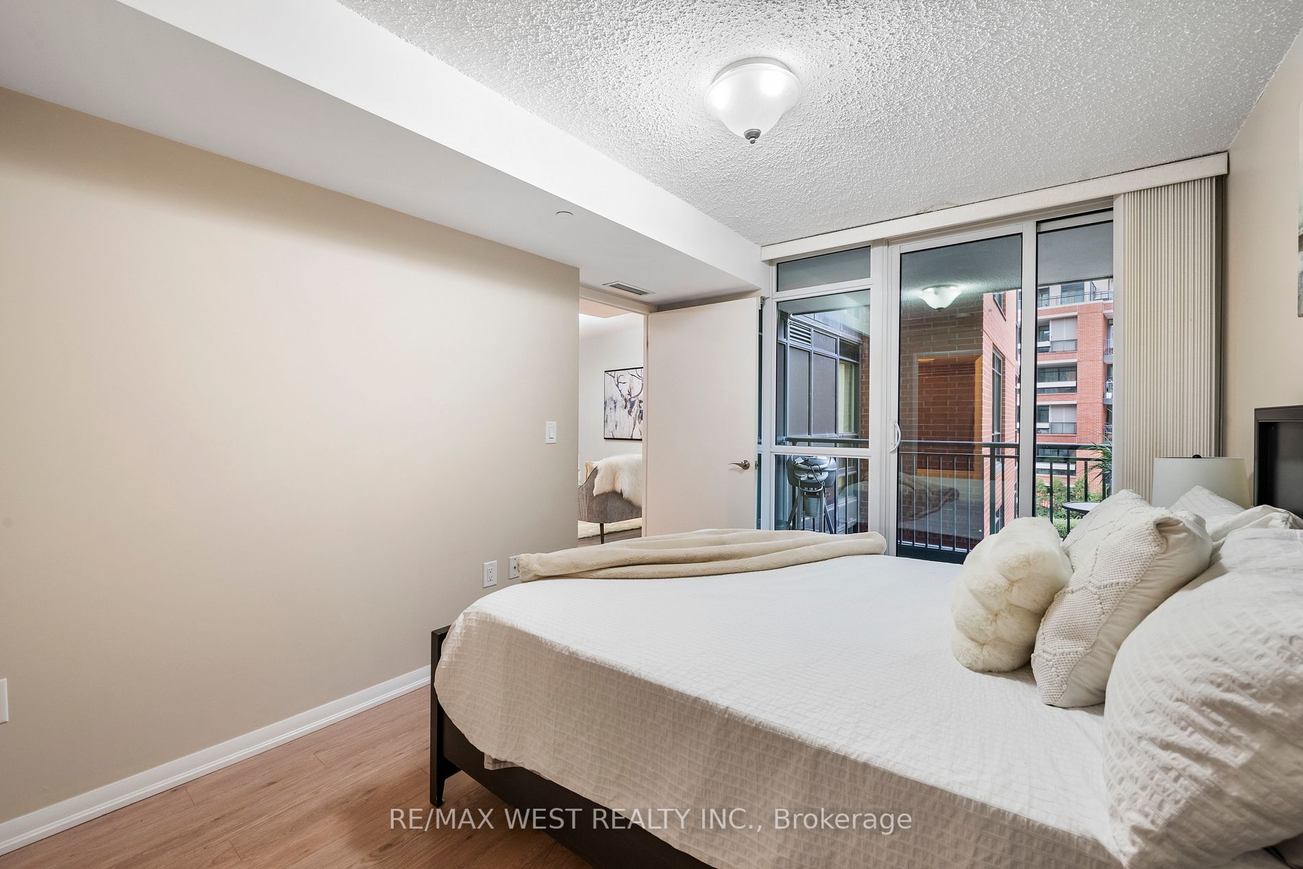 800 Lawrence Ave W, #401