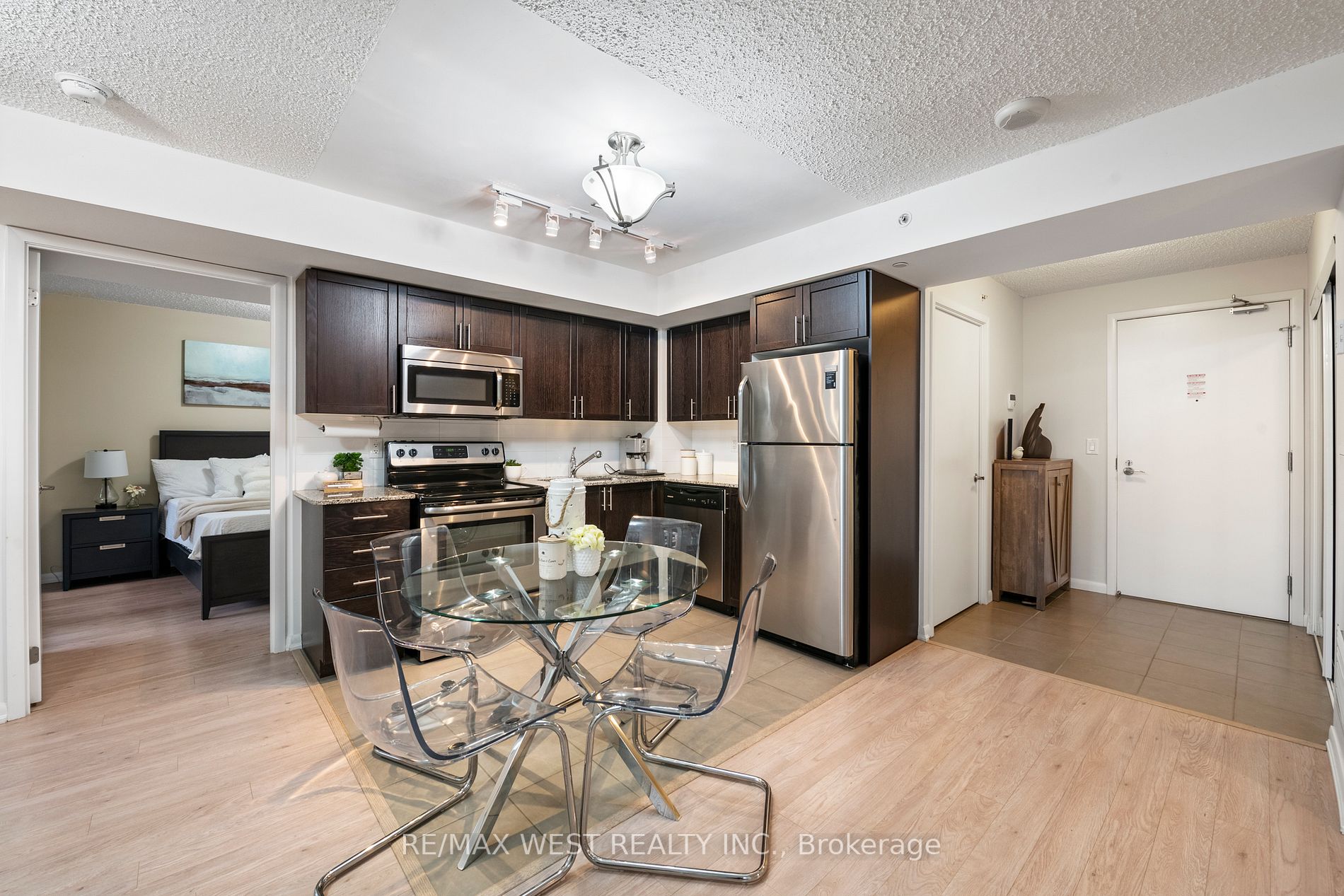 800 Lawrence Ave W, #401